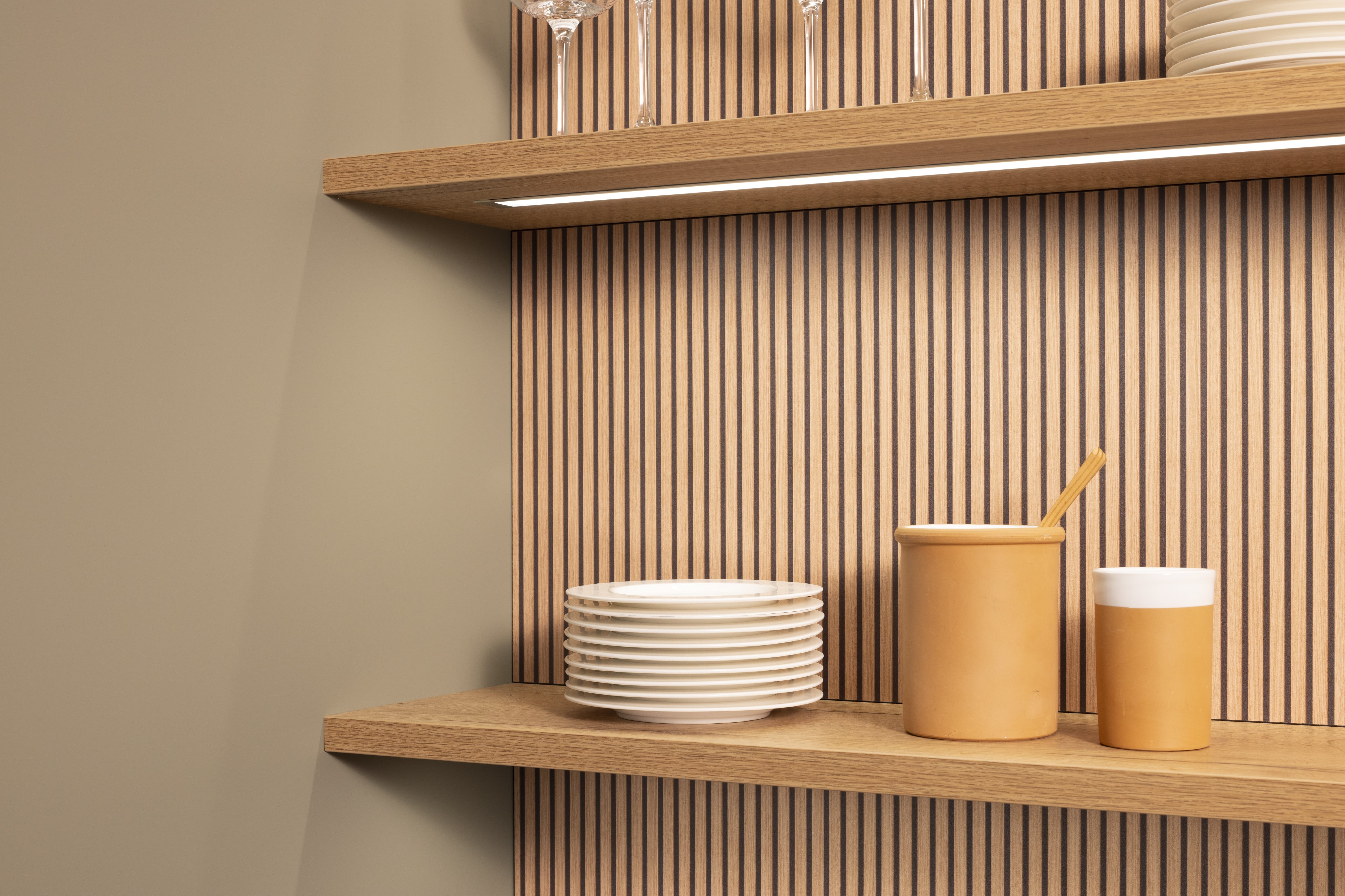 NOBILIA Olive matt mit Eiche Sierra - Nischenrückwand in Rillenoptik