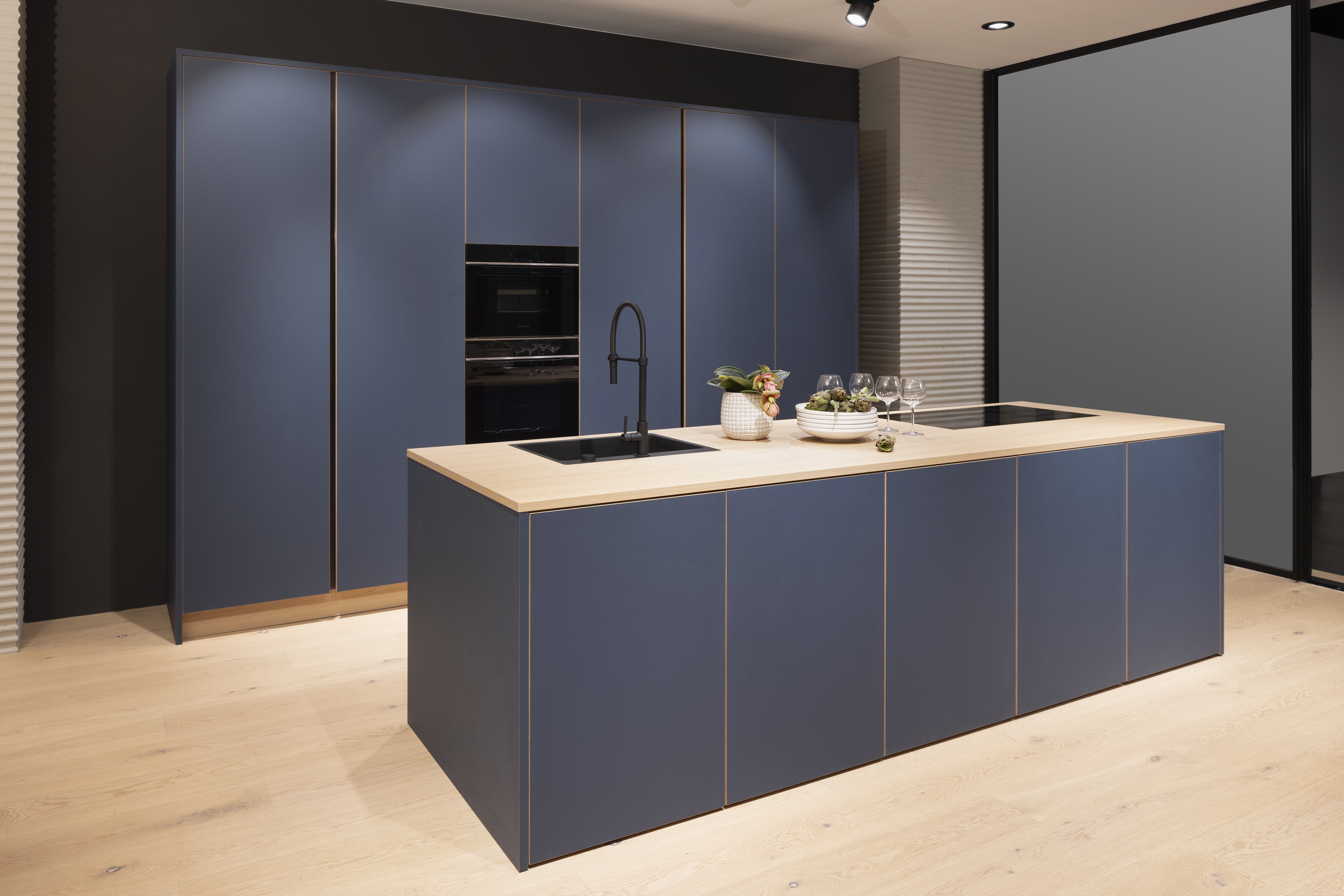 APL: Feineiche-natur Repro 25 mm Front: AV 7080 Rauchblau Linoleum Korpus: Designkorpus Feineiche-natur Repro Griff: PTO Kehlleiste Graphit gebürstet Geräte: Siemens Armatur: Blaupunkt Spüle: Blaupunkt  Features: Linoleum Front, Echtholzkante, exklusive Schrankausstattung mit Auszügen, etc., Besteckeinsatz aus Echtholz, verschiedene Linoleumfarben.