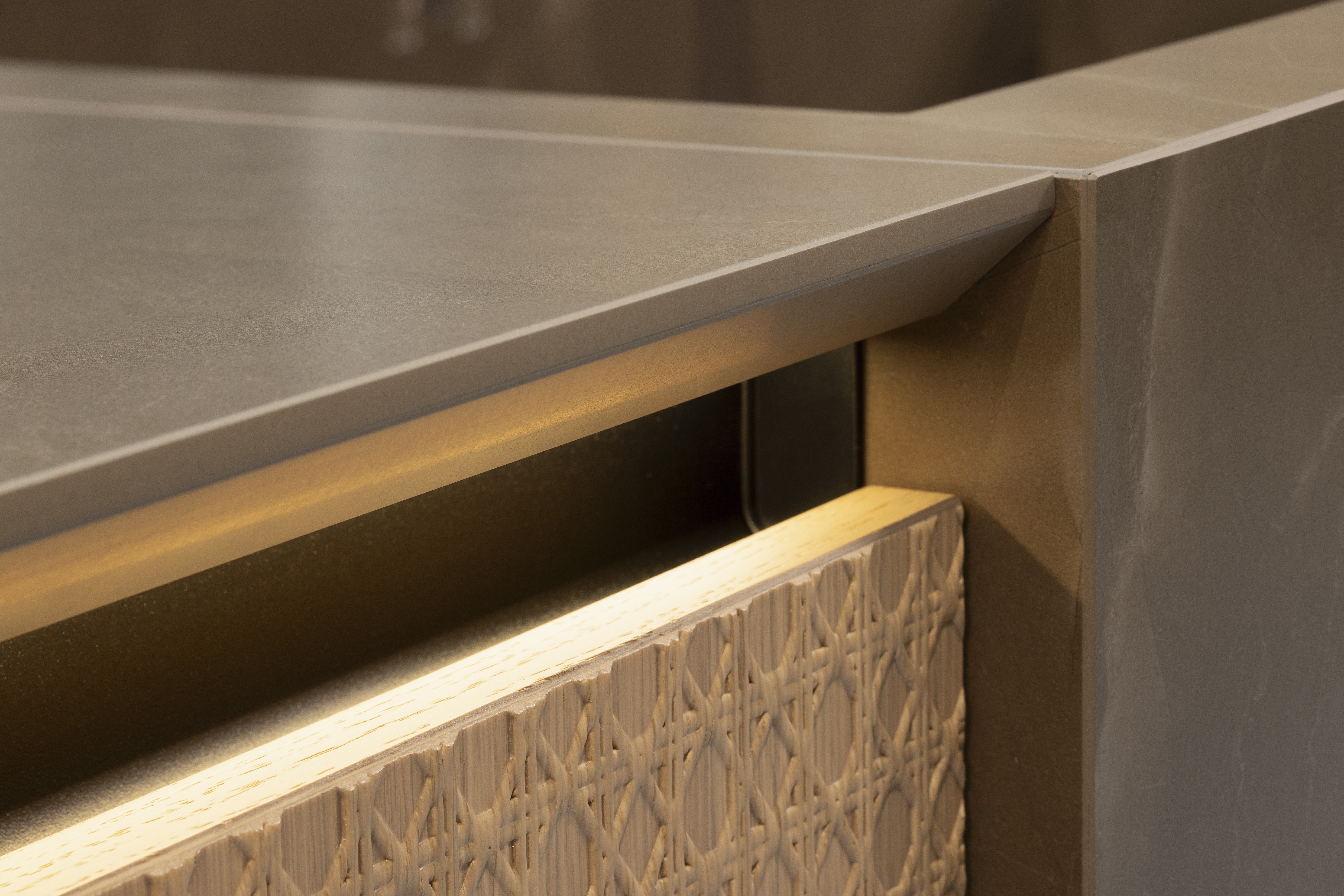 Häcker-Küche Systemat mit Wiener Geflecht - Detailansicht Griffleite mit integriertem Licht unter der Arbeitsplatte