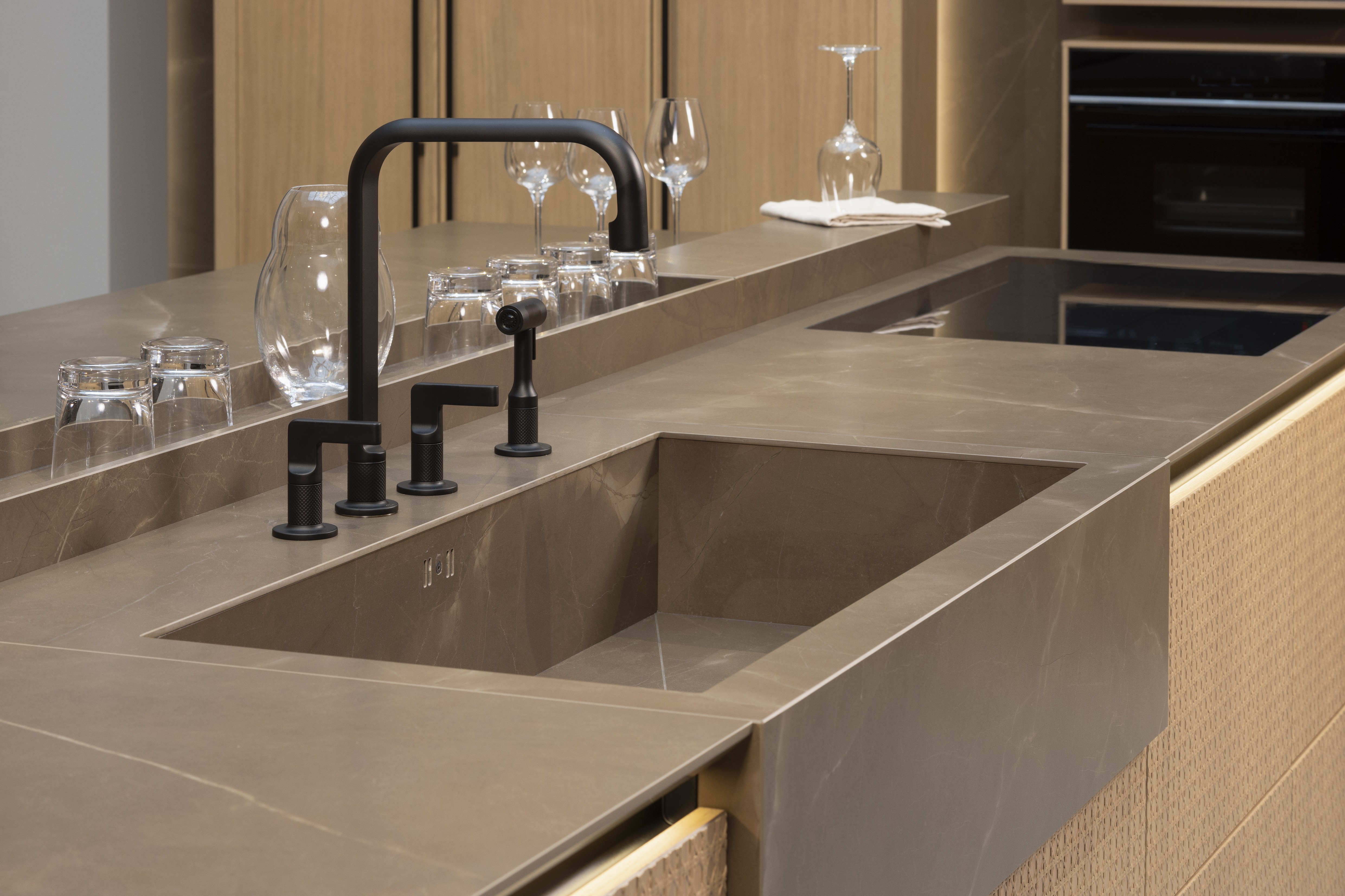 Häcker-Küche Systemat - Wiener Geflecht in Echtholzfurnier - Spülstein ist in die Arbeitsplatte eingelassen