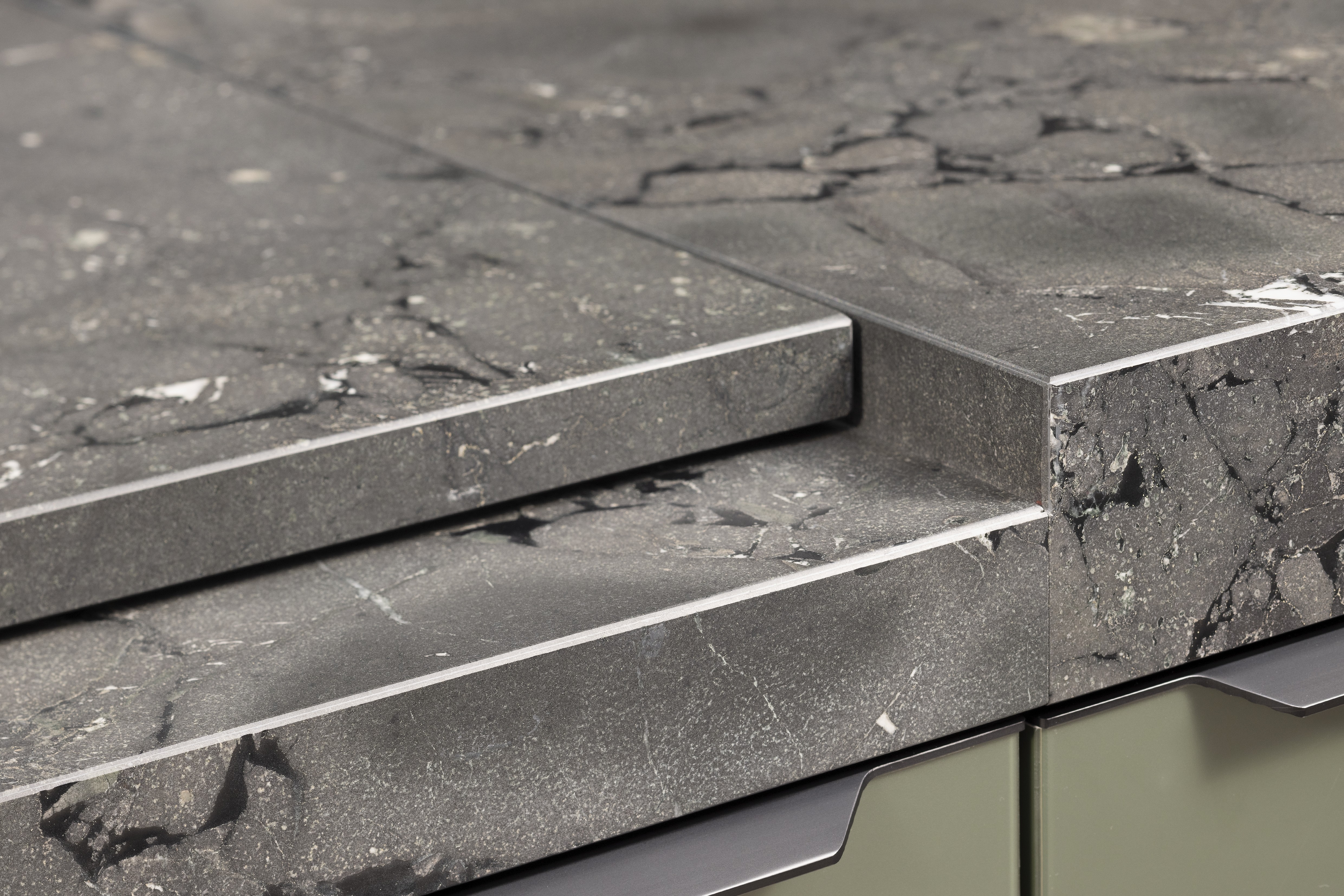 Häcker-Küche Systemat in Olivgrün - Detailansicht verschiebbare Arbeitsplatte 