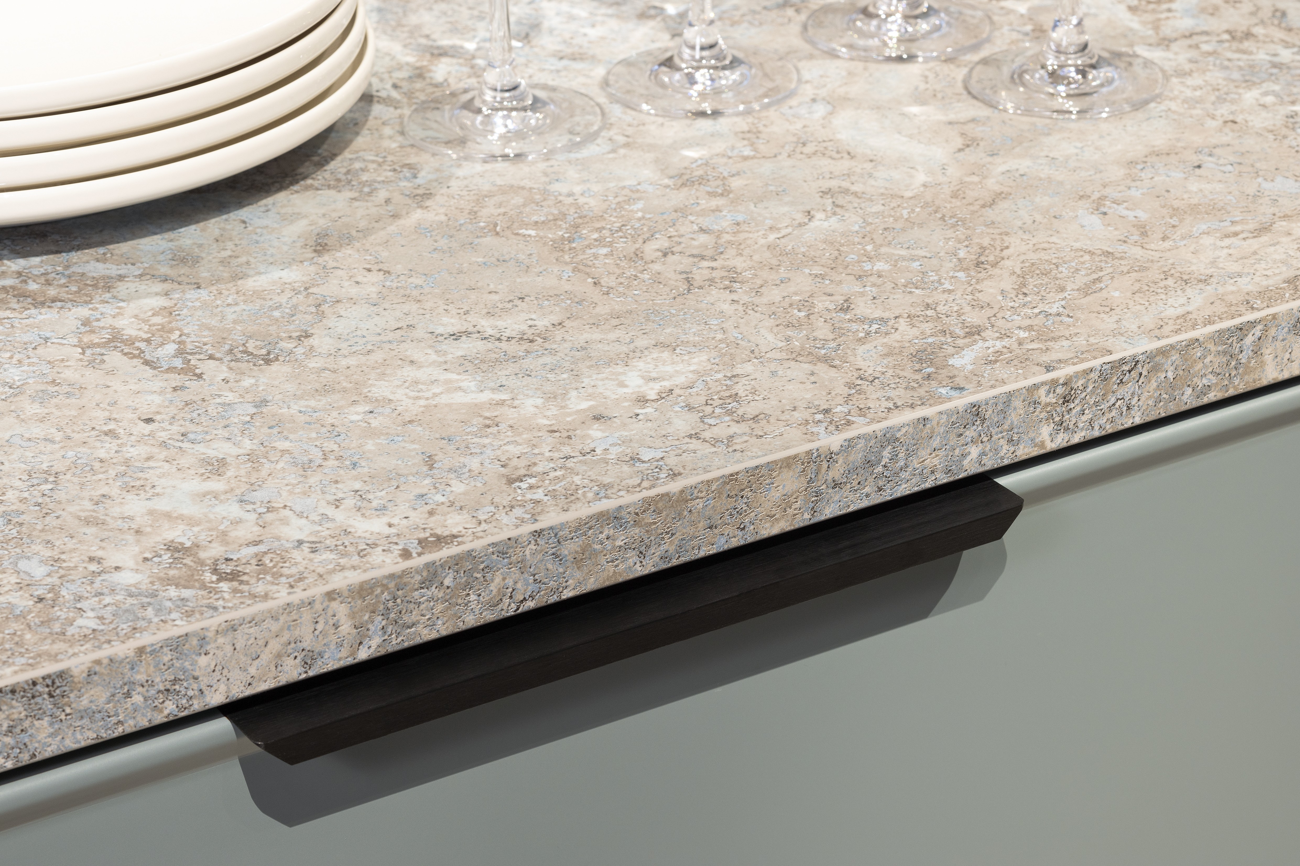 Häcker-Küche Systmat Schweizer Kanten-Fronten in verschiedenen Farben - Detailansicht Griffleiste bei geschlossener Tür