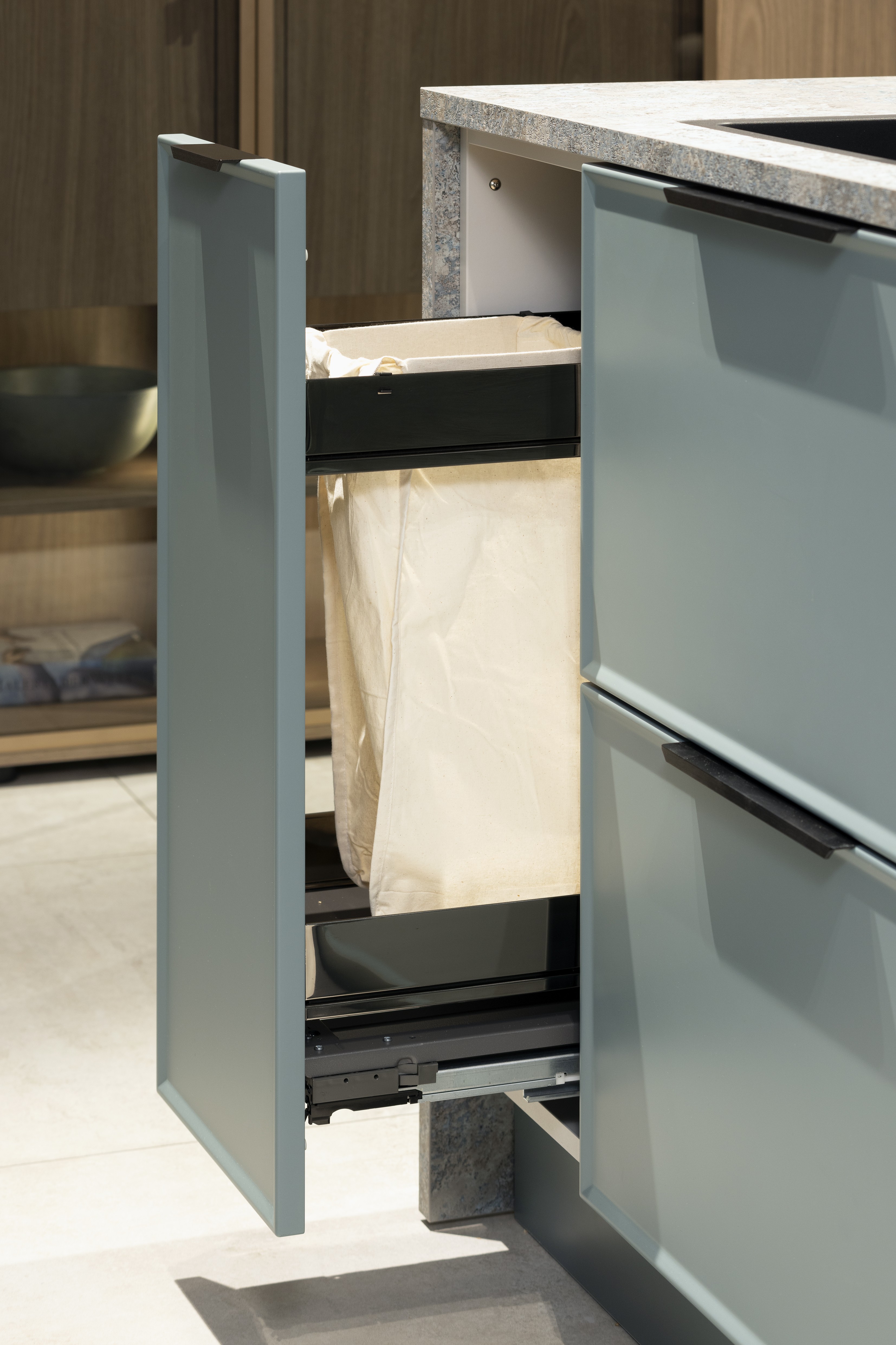 Häcker-Küche Systmat Schweizer Kanten-Fronten in verschiedenen Farben - Detailansicht Müllschubalde