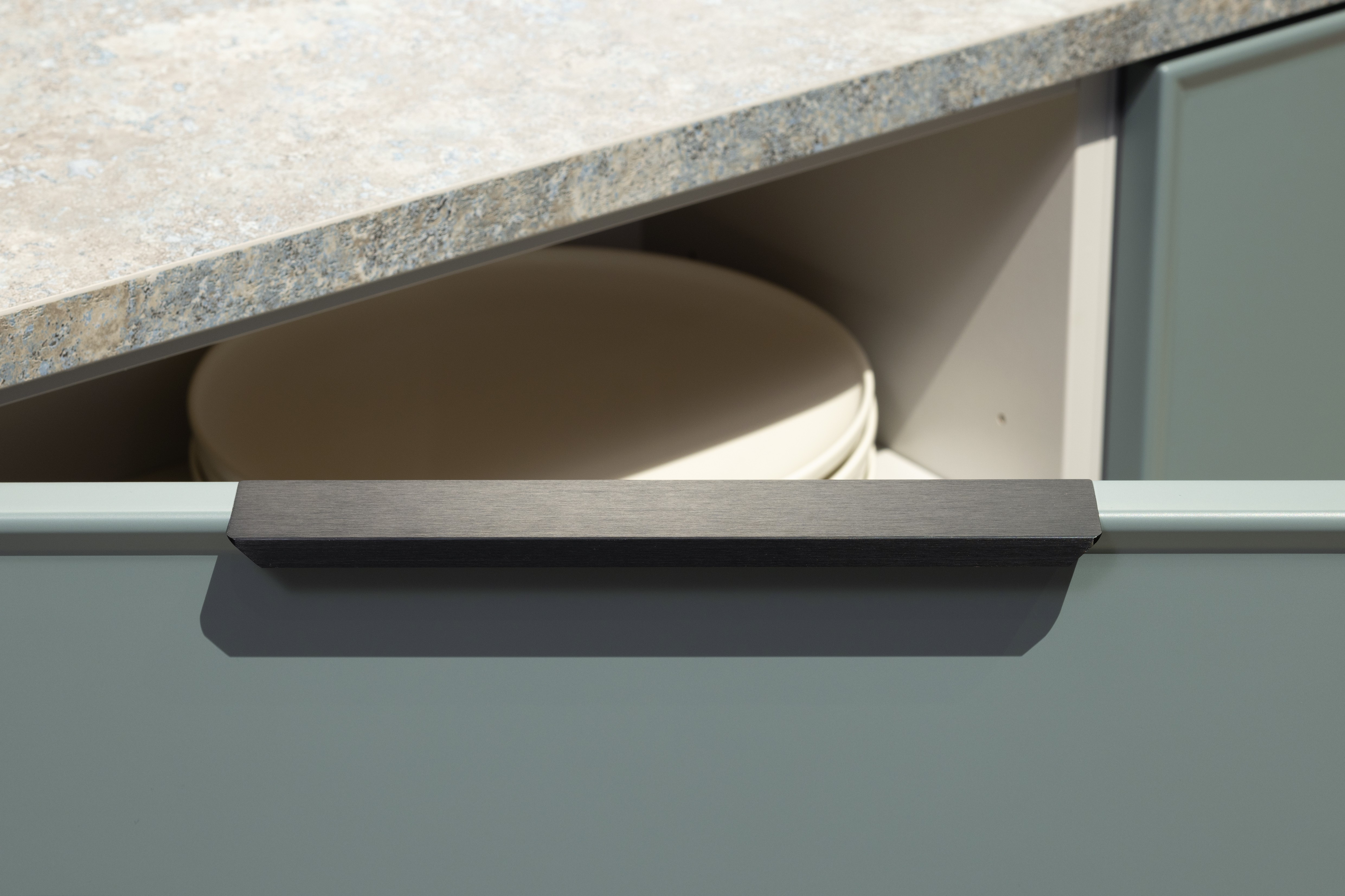 Häcker-Küche Systmat Schweizer Kanten-Fronten in verschiedenen Farben - Detailansicht schwarz gebürstete Griffleiste