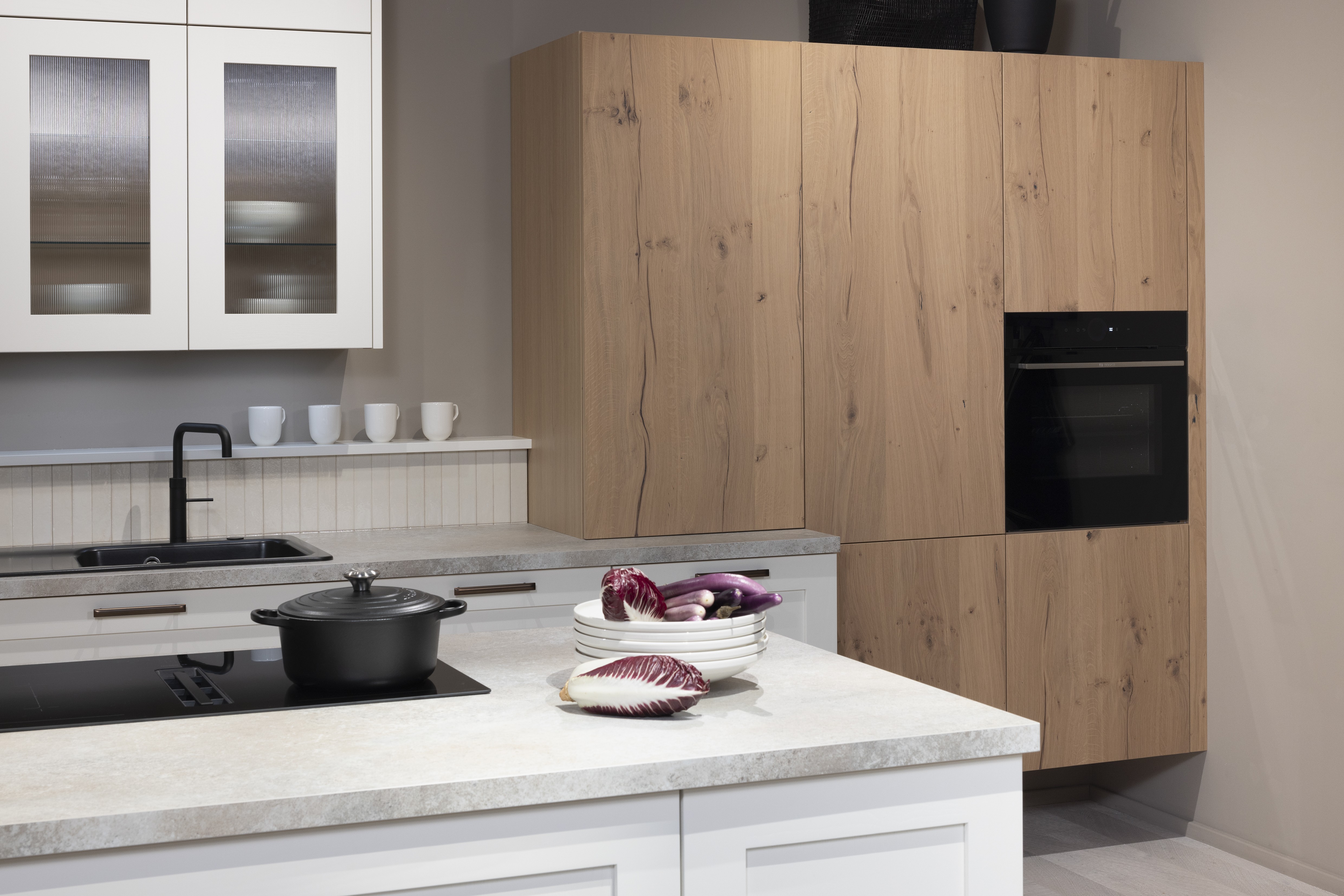 Häcker-Küche Systemat moderne Landhausküche in Weiß mit Kalkstein und Wildeiche - Blick auf Echtholzschrank mit Bosch