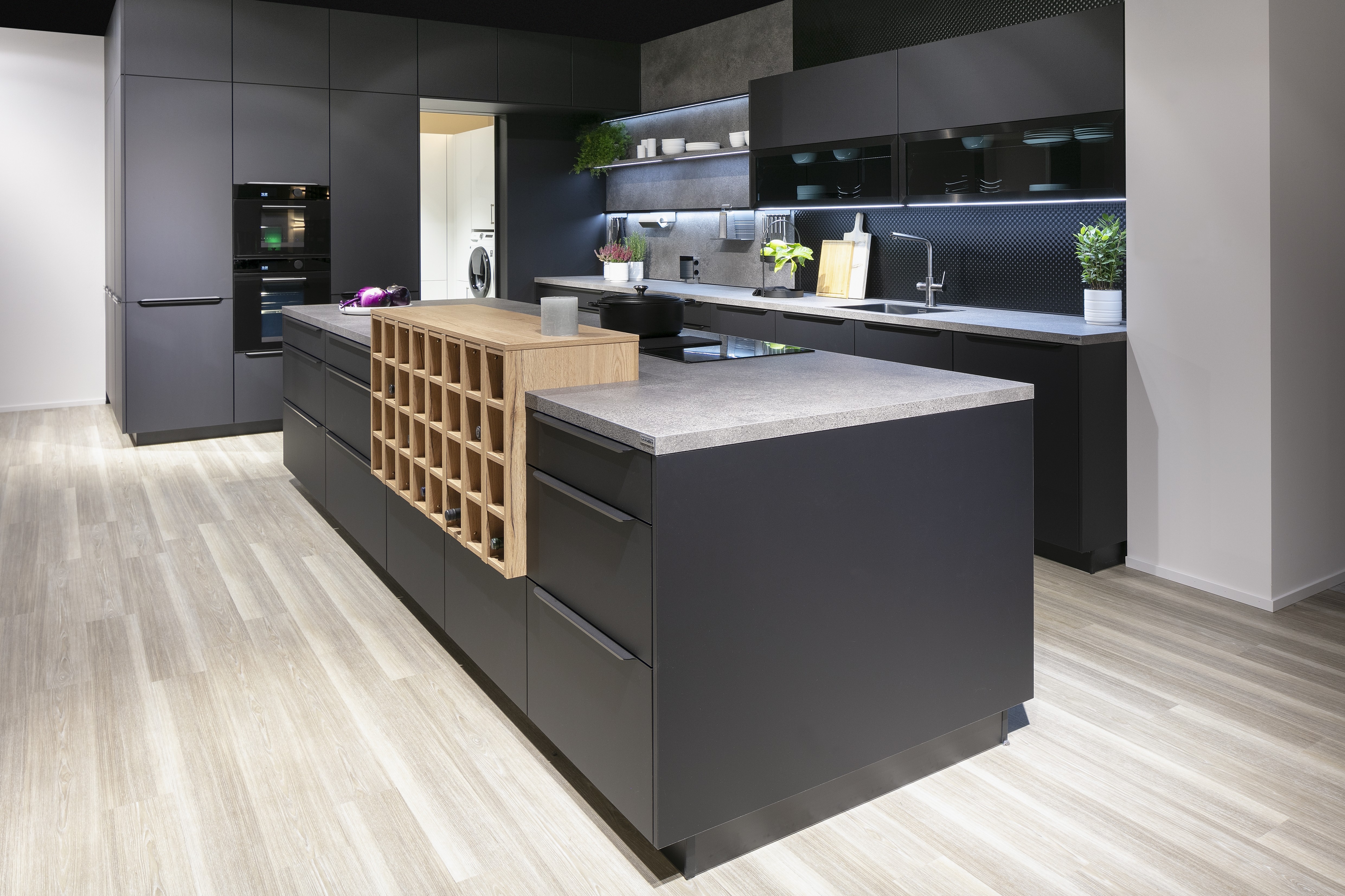 Nobilia-Küche in Graphitschwarz mit Terrazzo-Optik