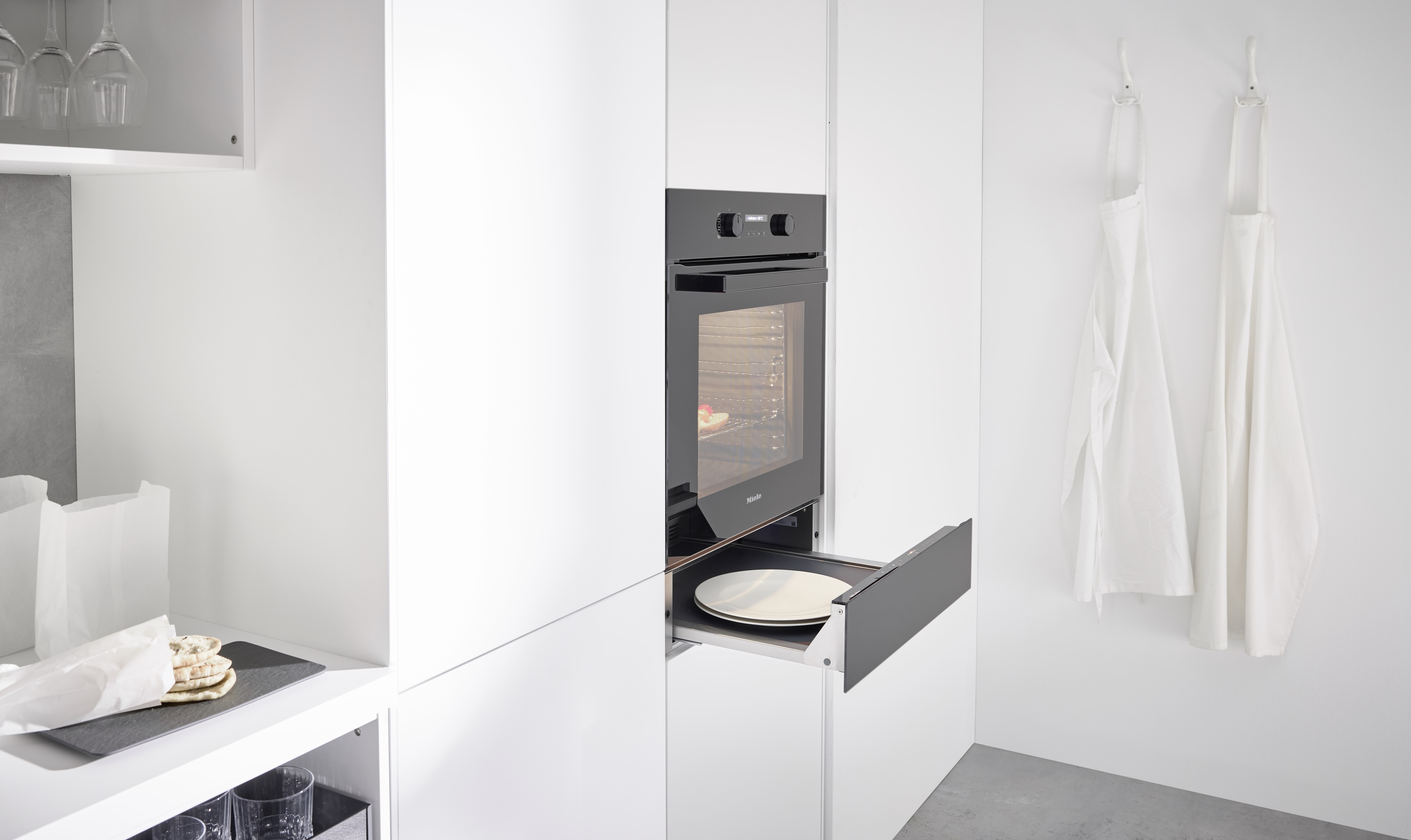 Nobilia-Küche in Alpinweiß - mit Fokus auf Backofen mit Wärmeschublade