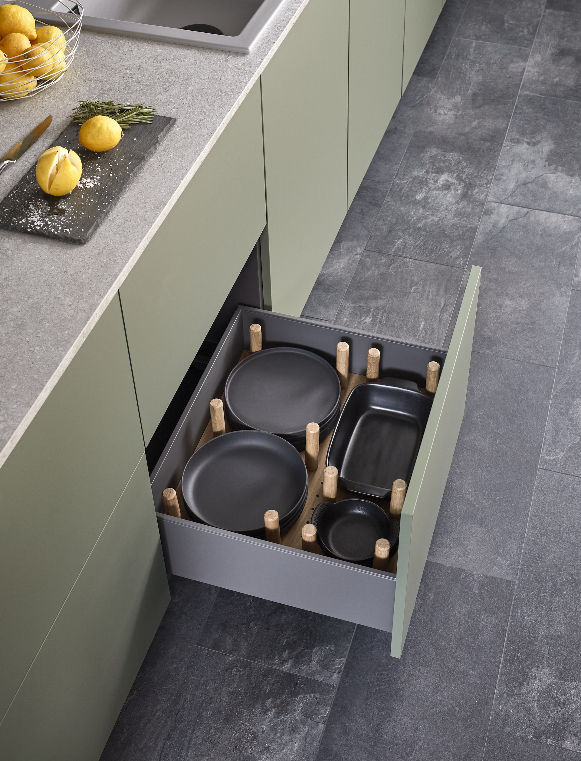 Nobilia-Küche Senso in Olive - Schubladen-Inneneinsicht