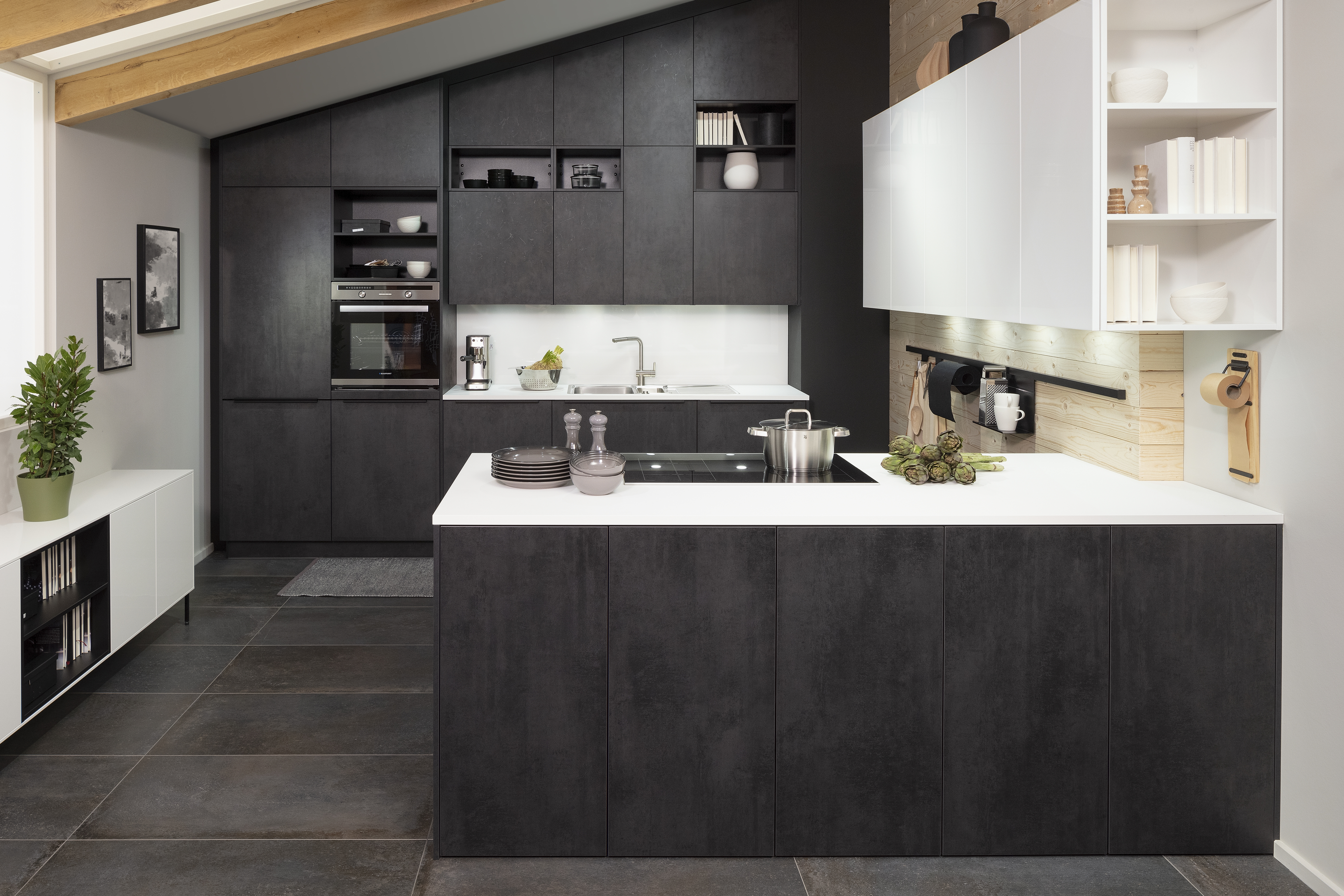 Häcker-Küche in Beton-Dekor. 