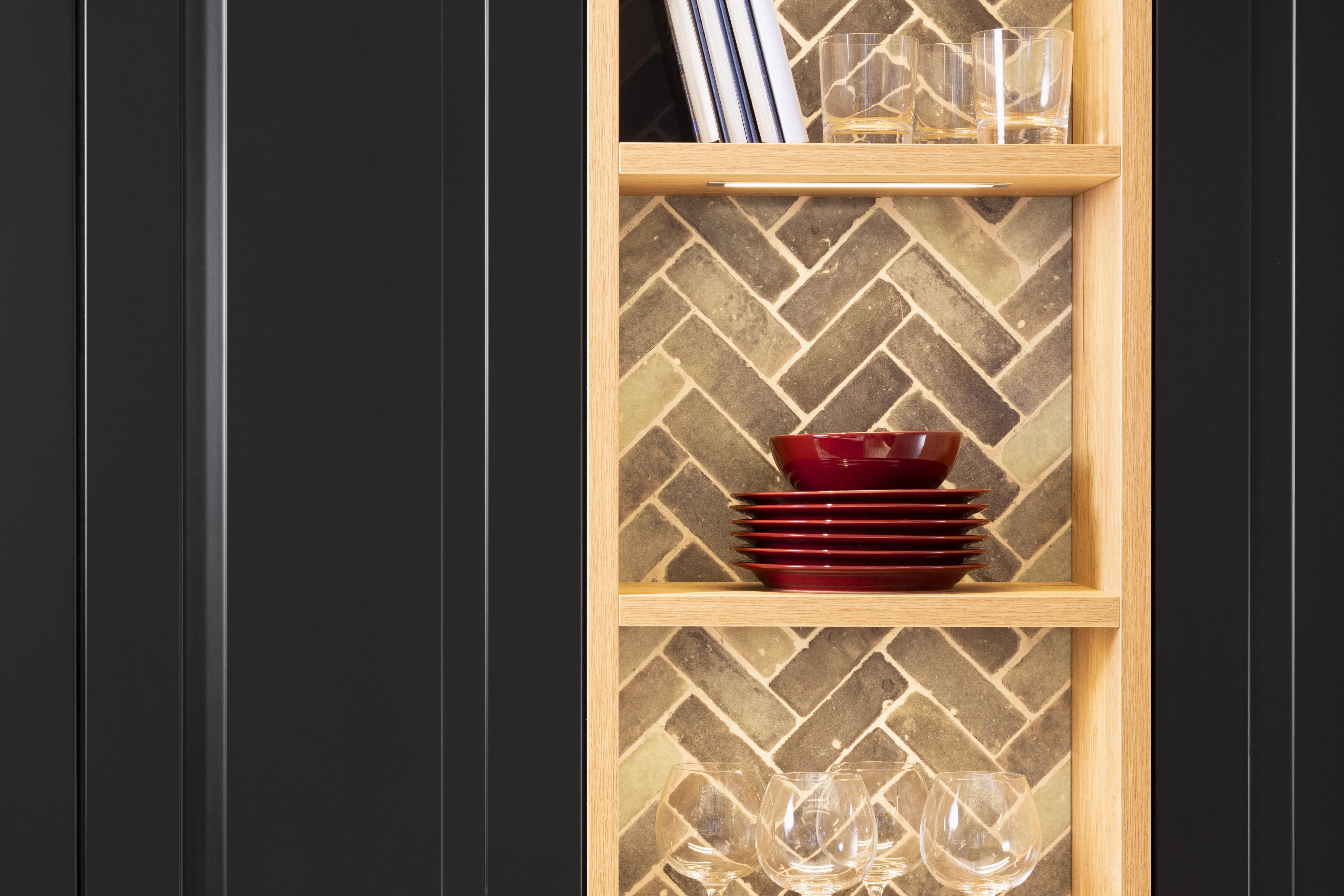 APL: 781 Venato Bianco NB Korpus: 127 Schwarz Front: 851 Lack, Schwarz matt Griff: Push to open Geräte: Miele Armatur: Gessi Spüle: Schock  Features: Landhaus modern in Lack, bedruckter PVC in Fliesenoptik Fußboden, bedruckte Fliesen Nischenrückwand, neuer Schubkasten mit Glaszarge, neuer Schubkasten mit Holzzarge, Apothekerschrank.