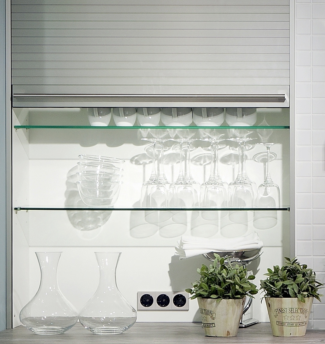 Aufsatzschrank mit Rolladentür