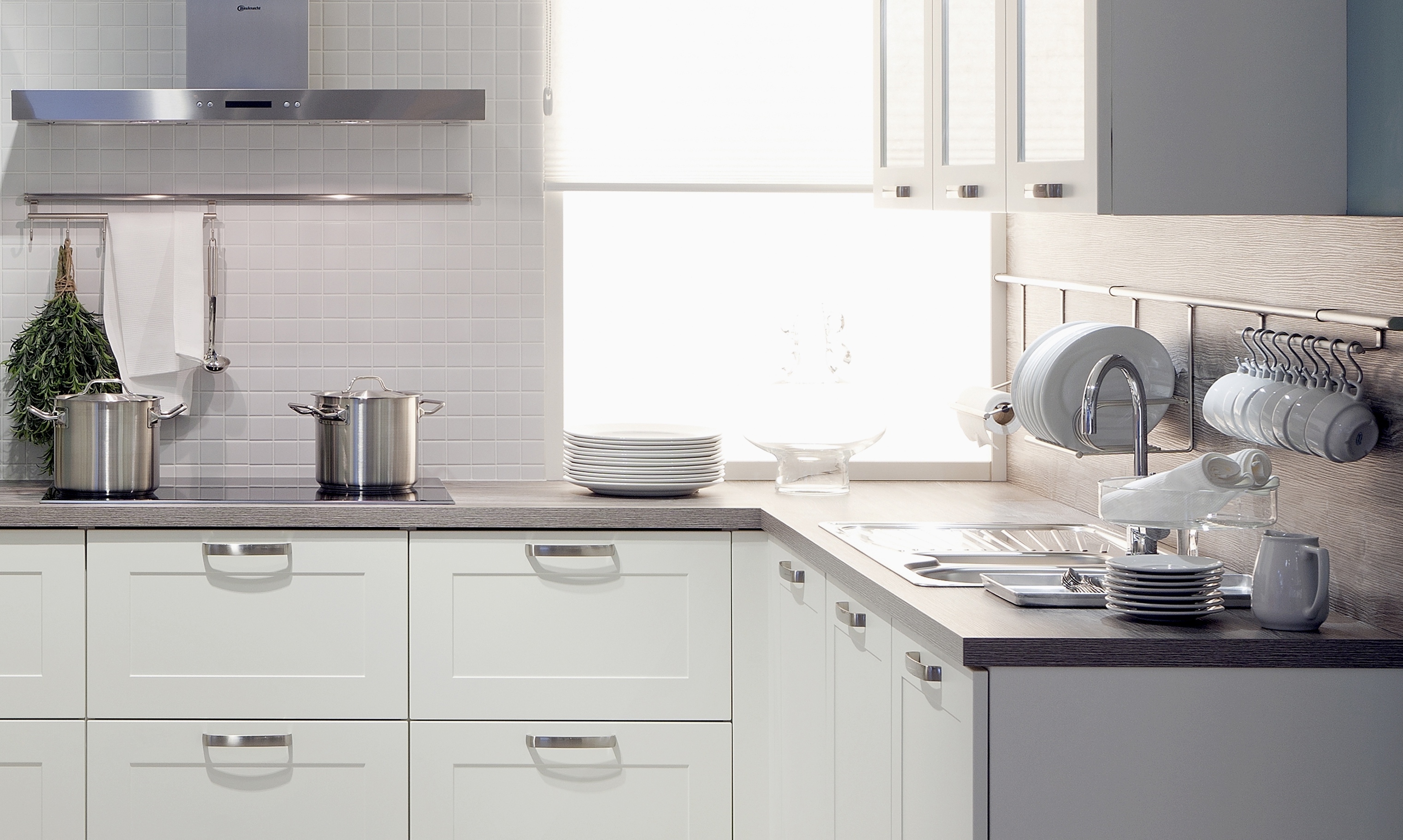 Über-Eck-Anordnung von Herd, Arbeitsplatte und Spüle