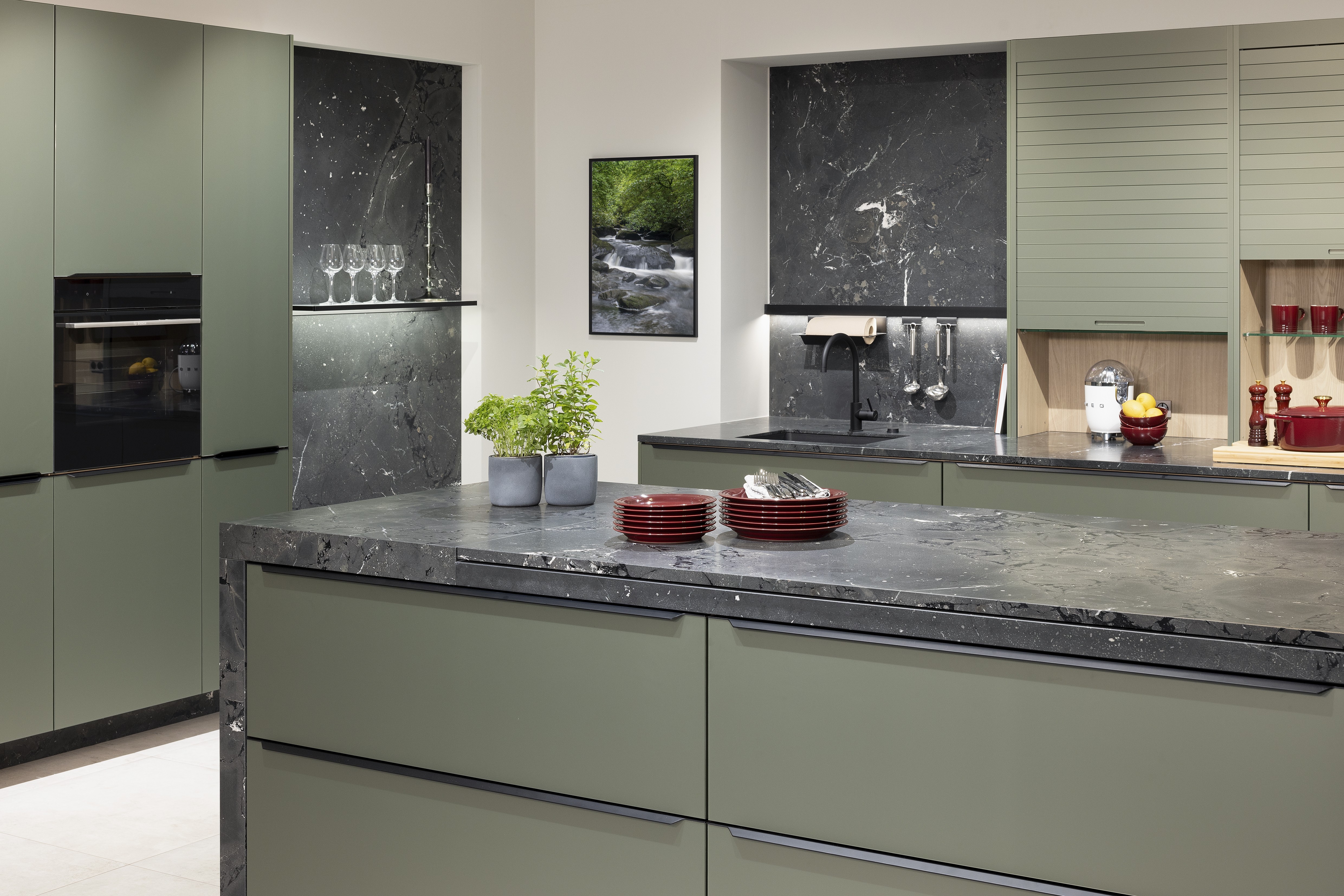 Häcker-Küche Systemat in Olivgrün mit Polymerglas