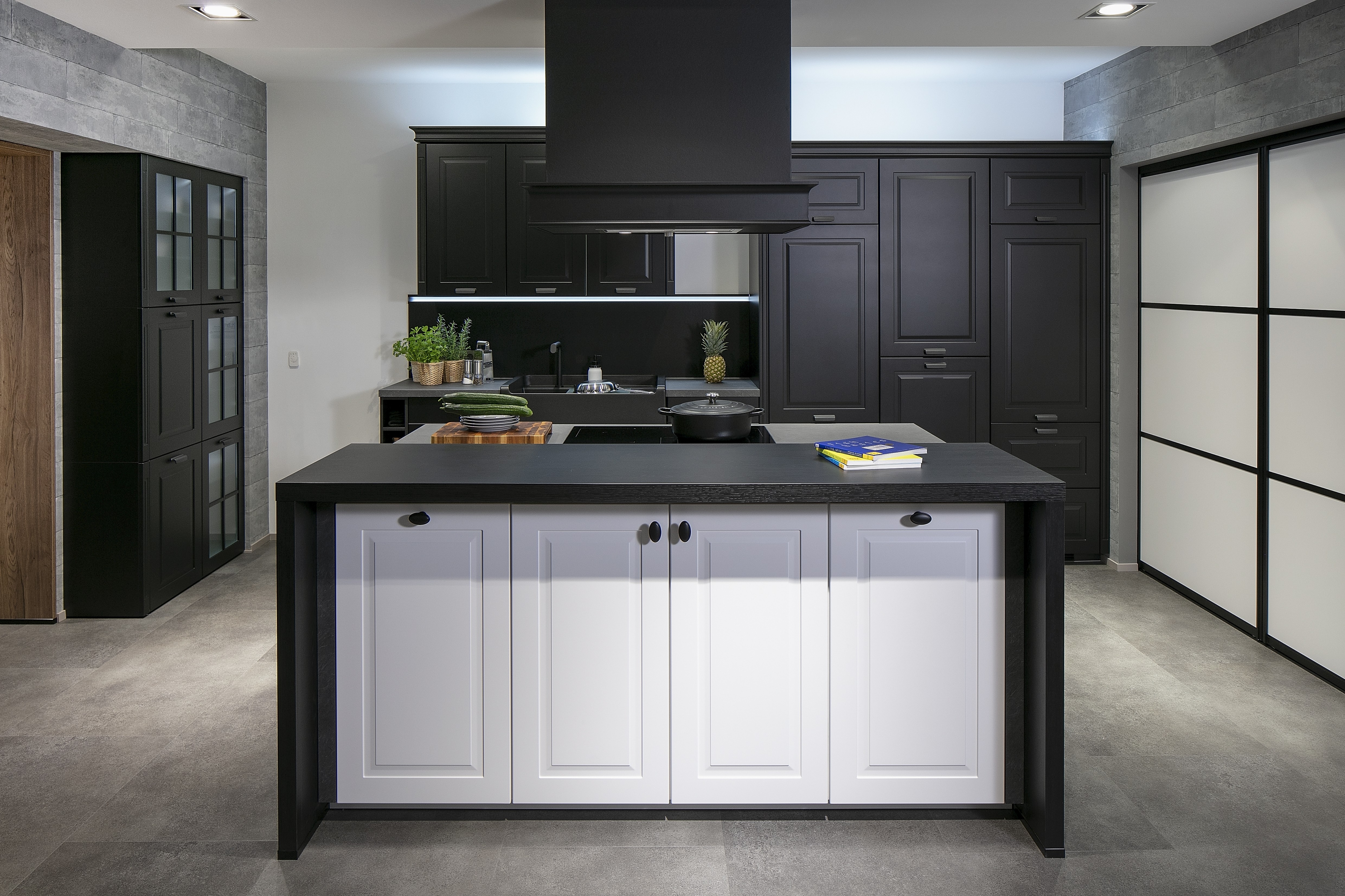 Küche von Nobilia im Landhausstil mit Schwarz-Weiß-Fronten