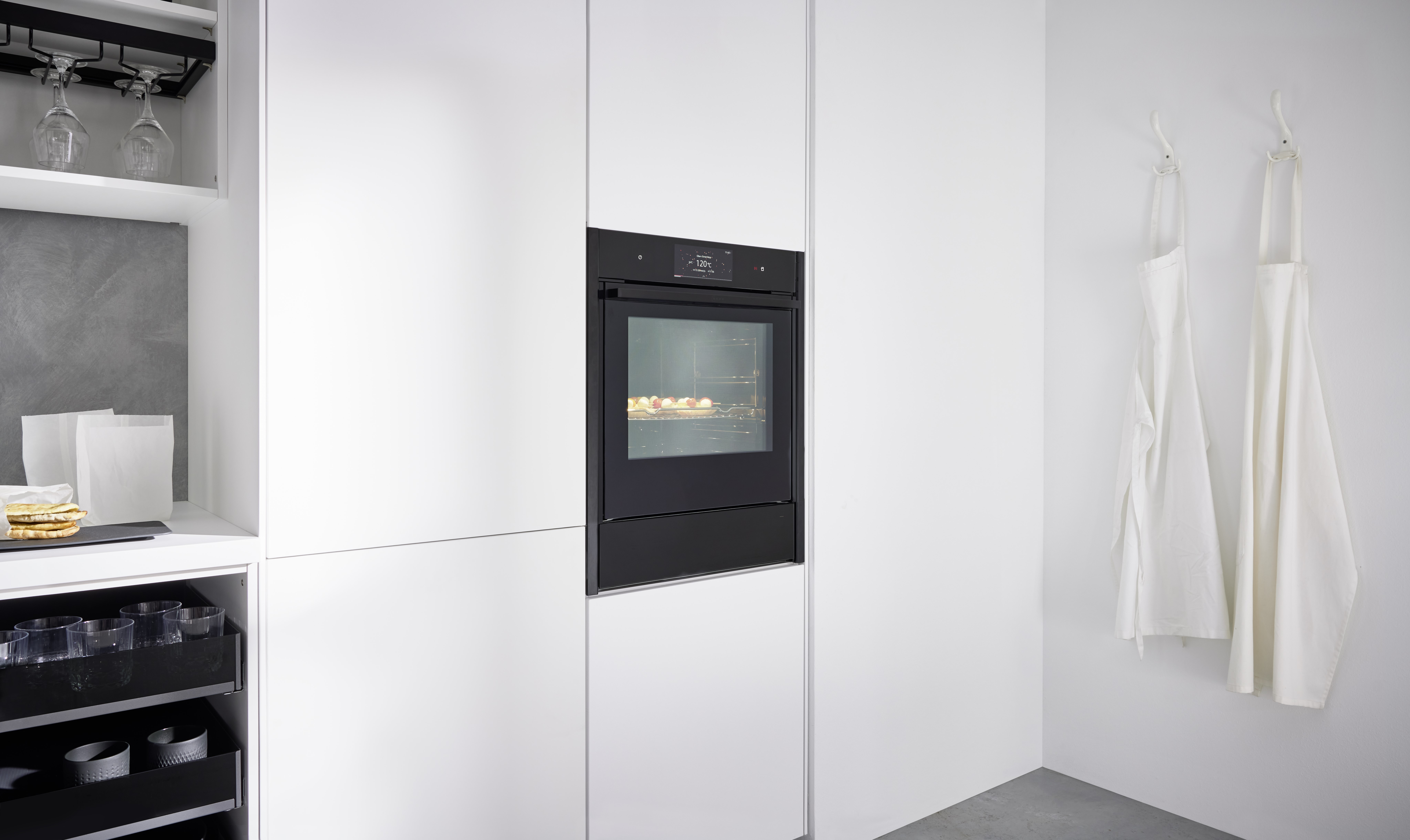Nobilia-Küche in Alpinweiß - mit Fokus auf den Backofen