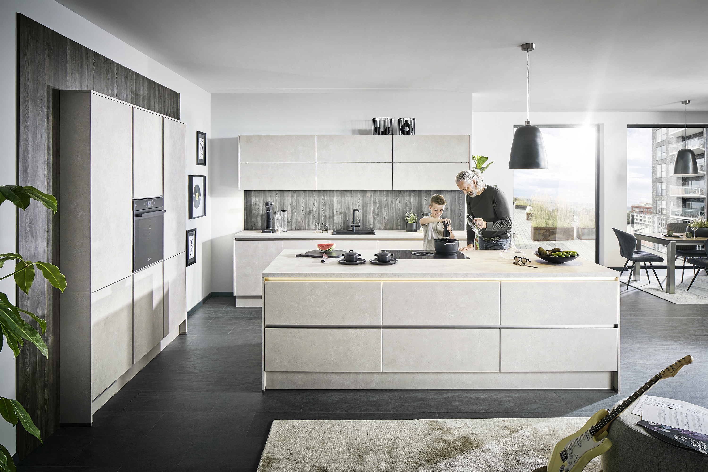 Küche in heller Betonoptik mit Kochinsel