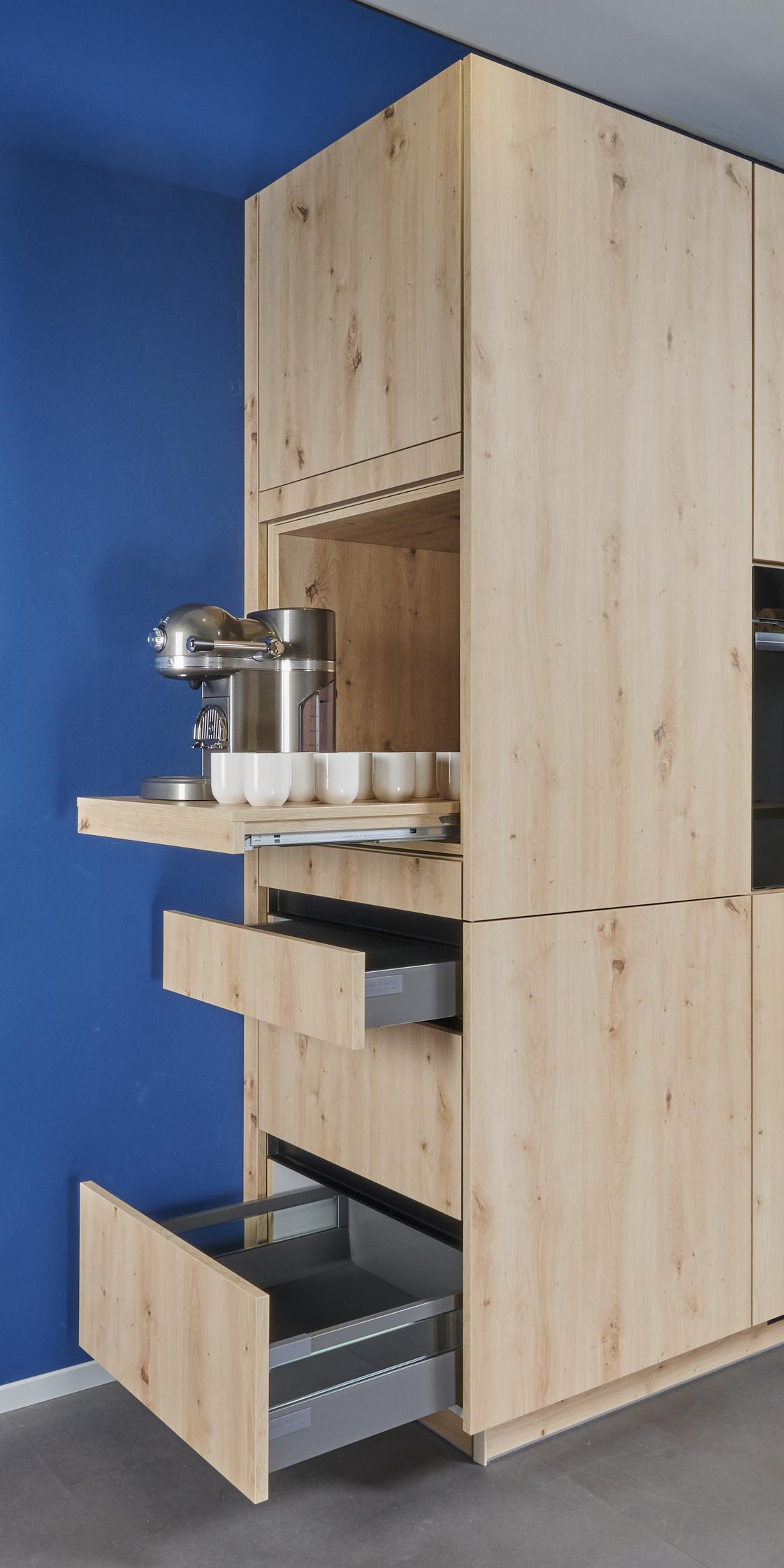 Impuls Seitenschrank mit Tablar und Auszügen helle Holzoptik blaue Küchenwand