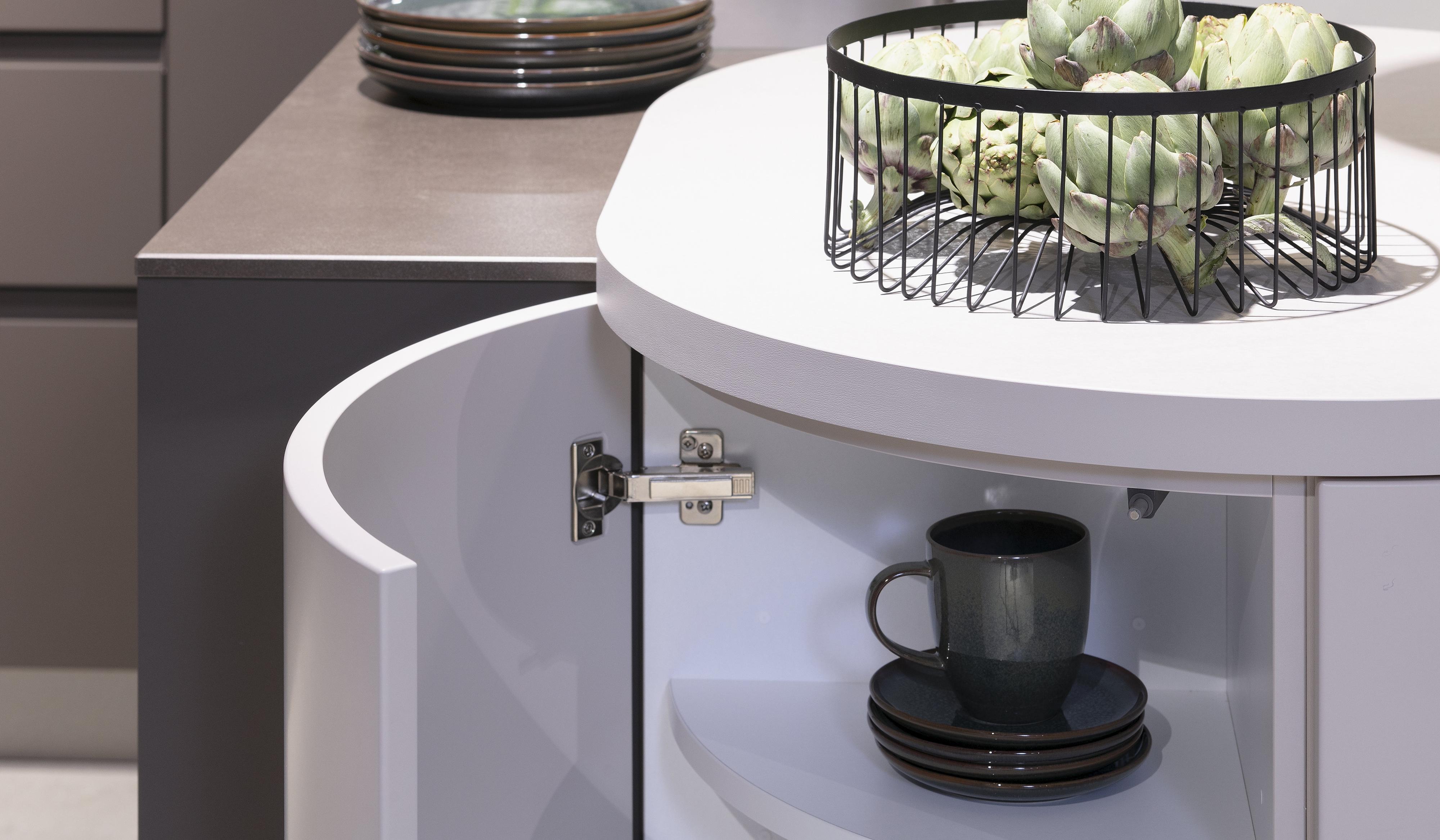 Gerundete Unterschranktür