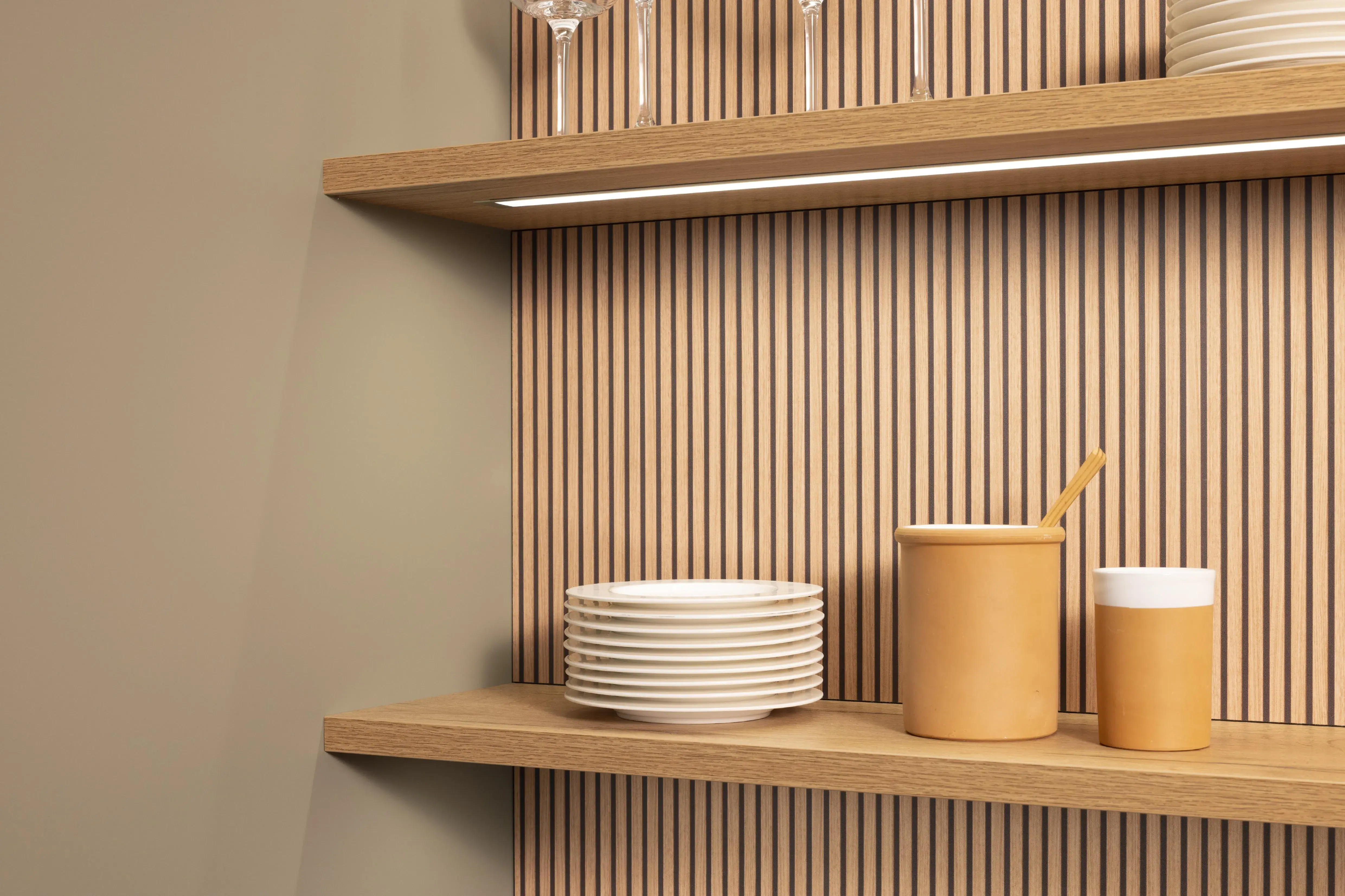 NOBILIA Olive matt mit Eiche Sierra - Nischenrückwand in Rillenoptik