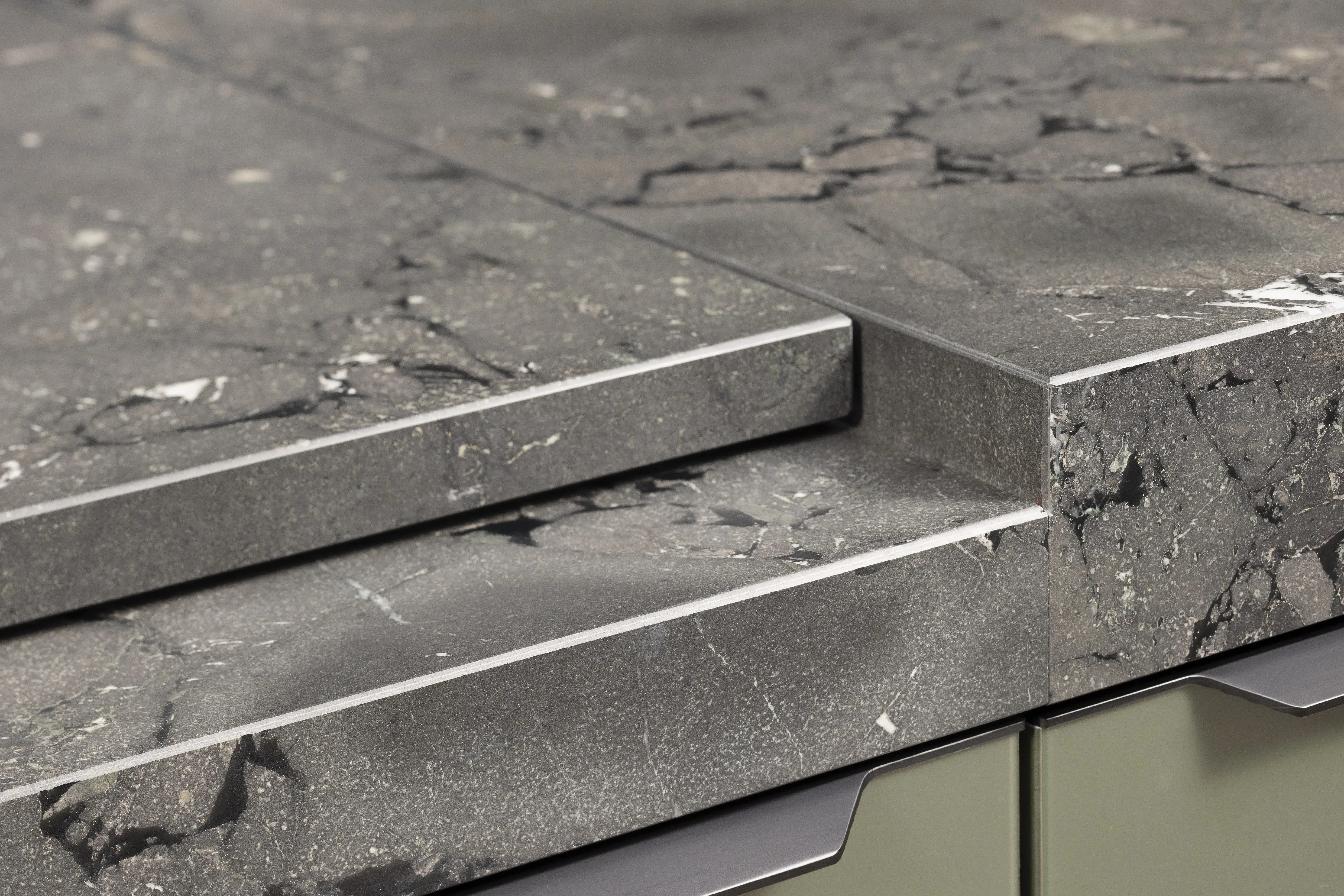 APL: Negresco satiniert (Granit) 25 mm + 50 mm Front: AV 5015 Olivgrün metallic Polymerglas ((PUResist, PURemission) Korpus: 2085 Designkorpus Feineiche-natur Griff: M755 Schwarz Geräte: Bosch Armatur: Blaupunkt Spüle: Blaupunkt  Features: Rolloschrank, Polymerglasoberfläche, APL verschiebbar über Kochfeld, 120 cm Planung, wandhängend (schwebend)