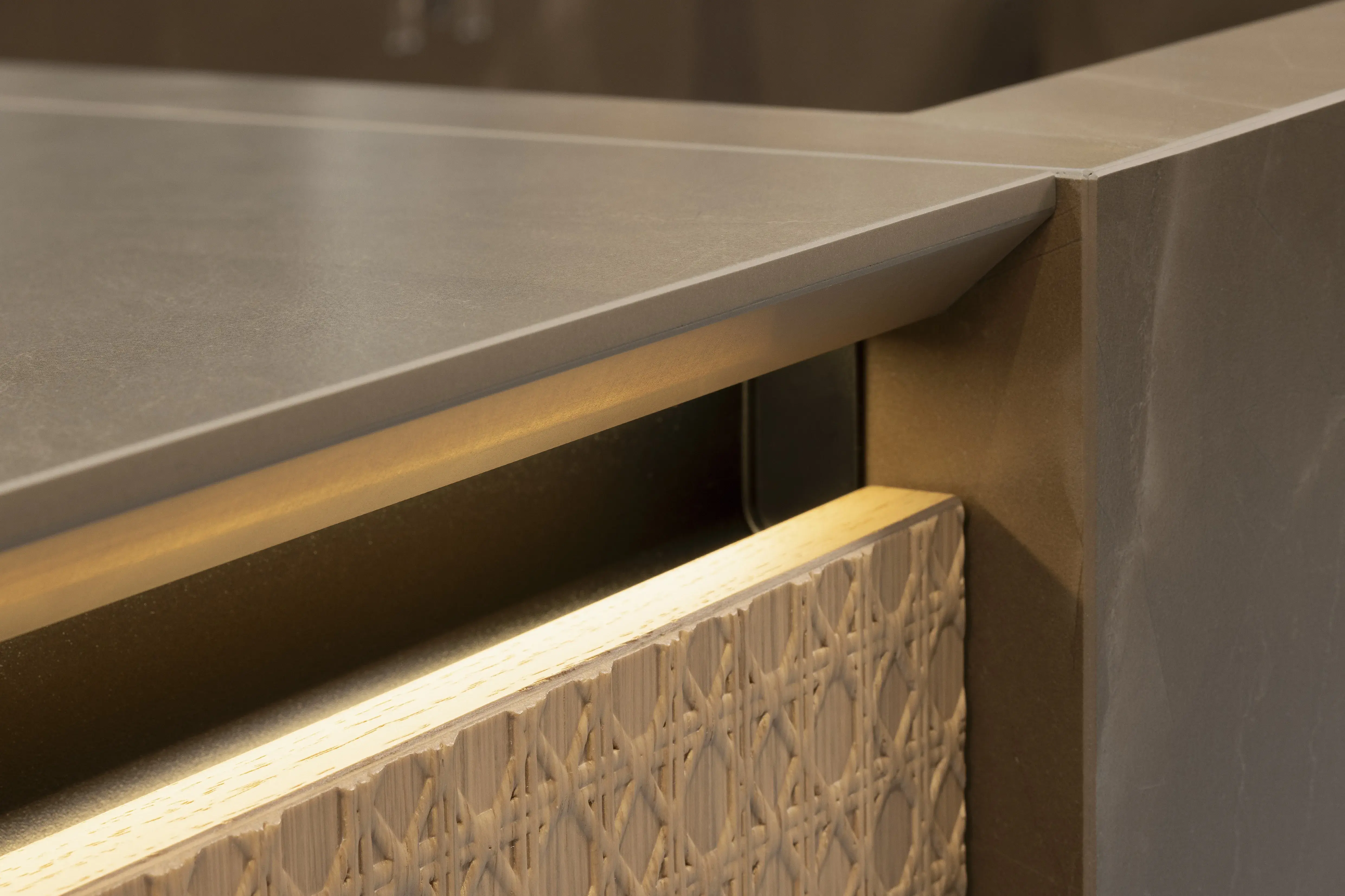 Häcker-Küche Systemat mit Wiener Geflecht - Detailansicht Griffleite mit integriertem Licht unter der Arbeitsplatte