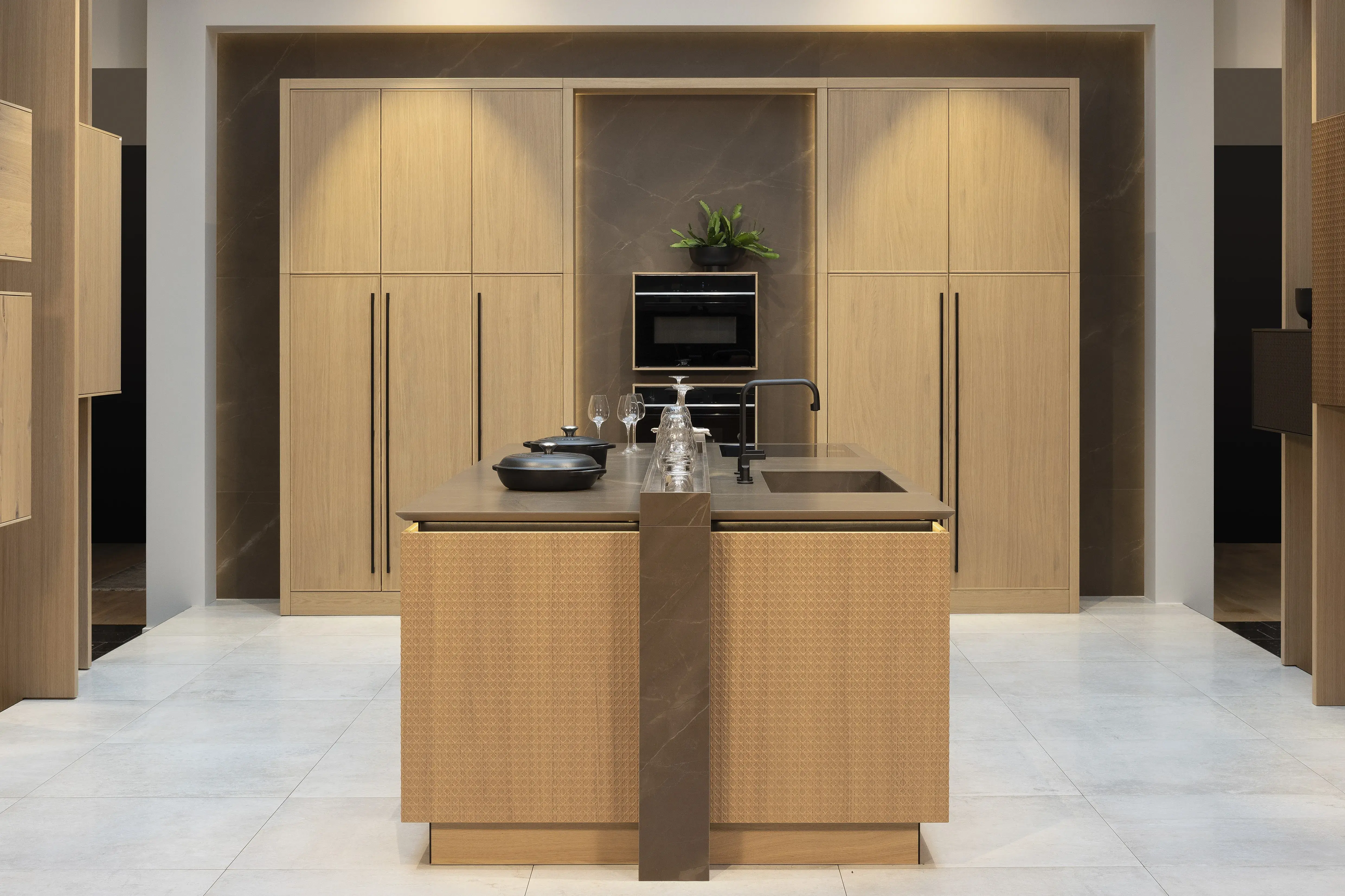 Häcker-Küche Systemat mit Wiener Geflecht in Echtholzfurnier - Gesamtansicht