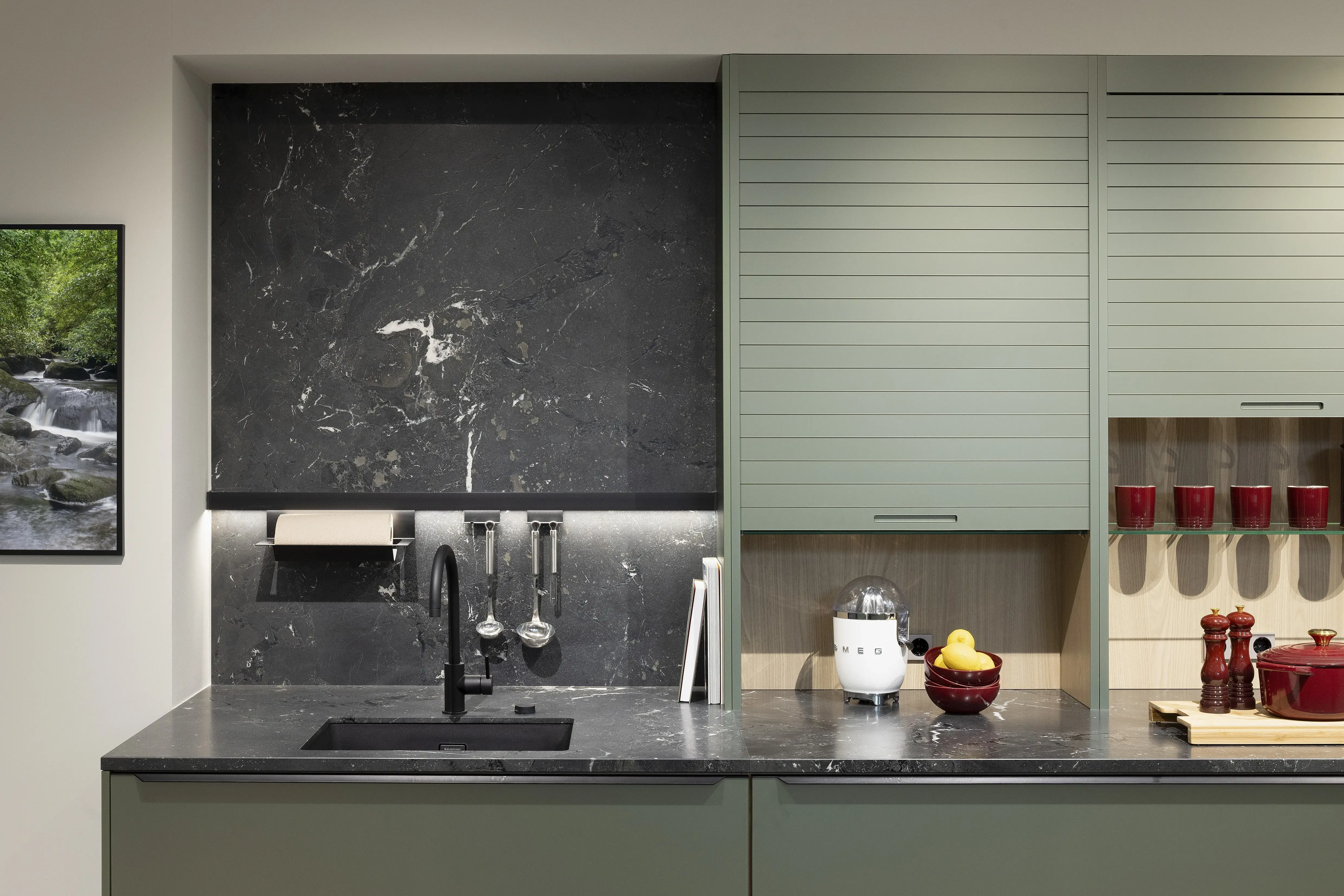 Häcker-Küche Systemat in Olivgrün - Detailansicht Rolloschränke und Spüle