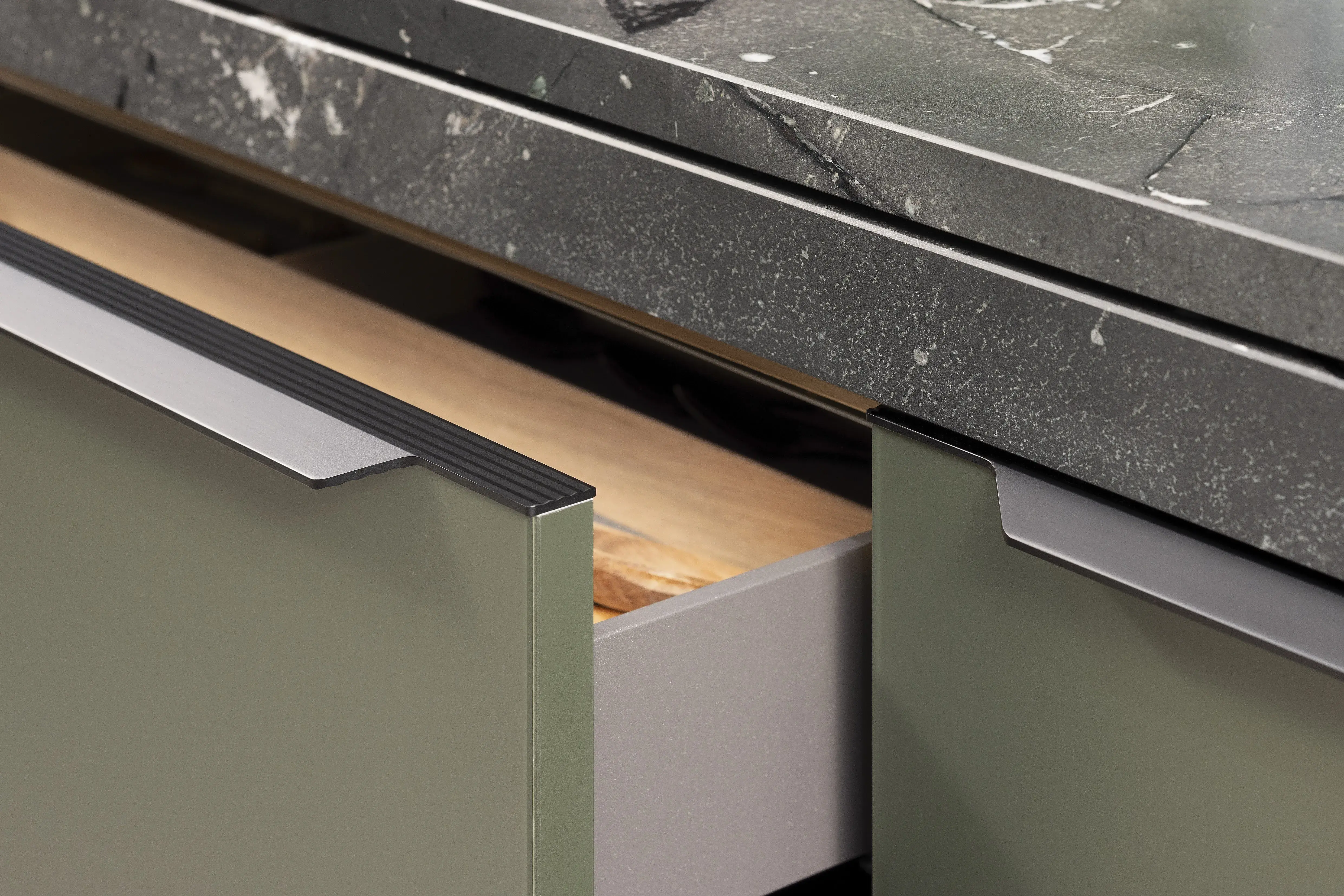 Häcker-Küche Systemat in Olivgrün - Detailansicht Schublade mit schwarzer Griffleiste