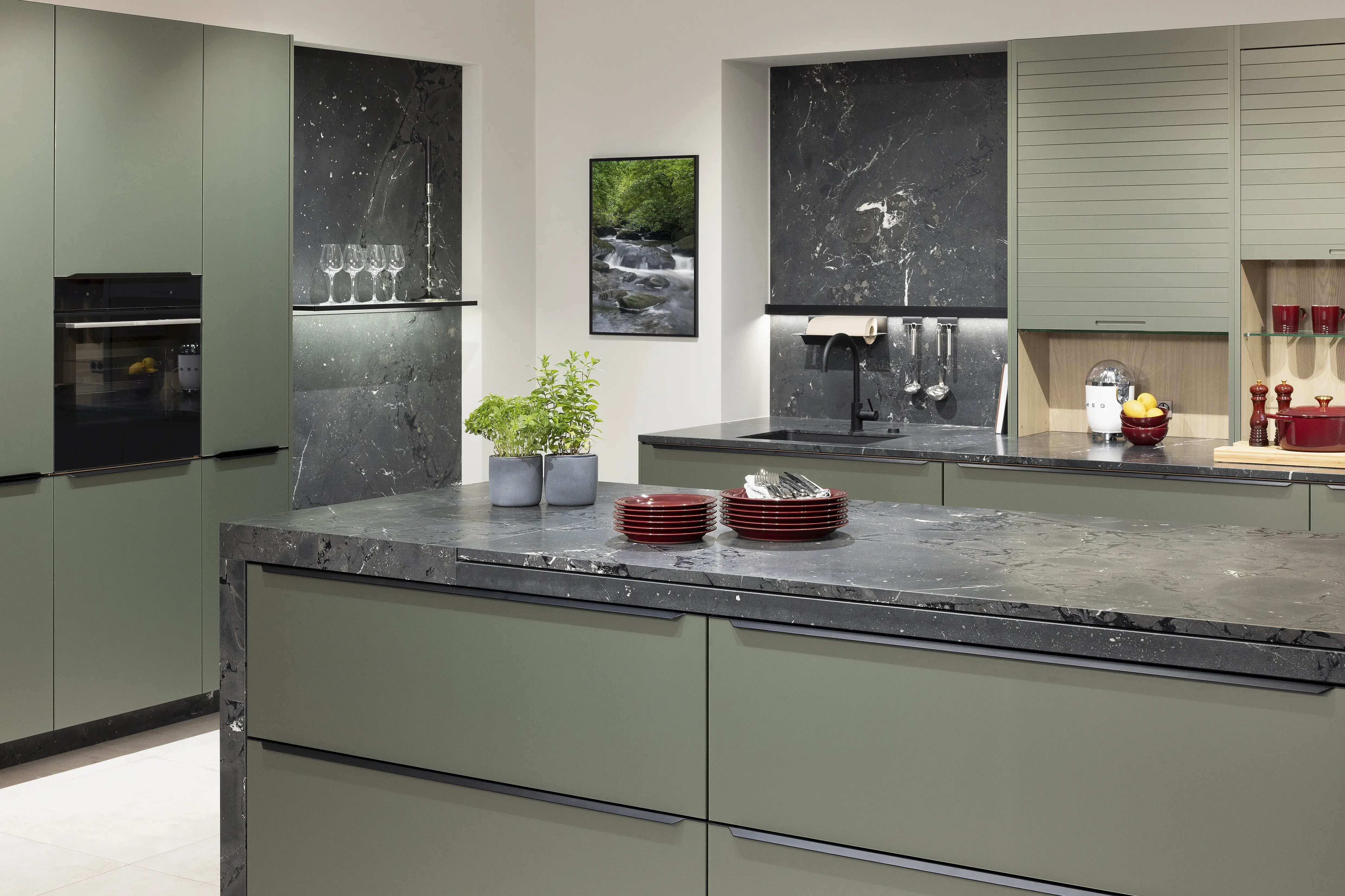 Häcker-Küche Systemat in Olivgrün mit Polymerglas