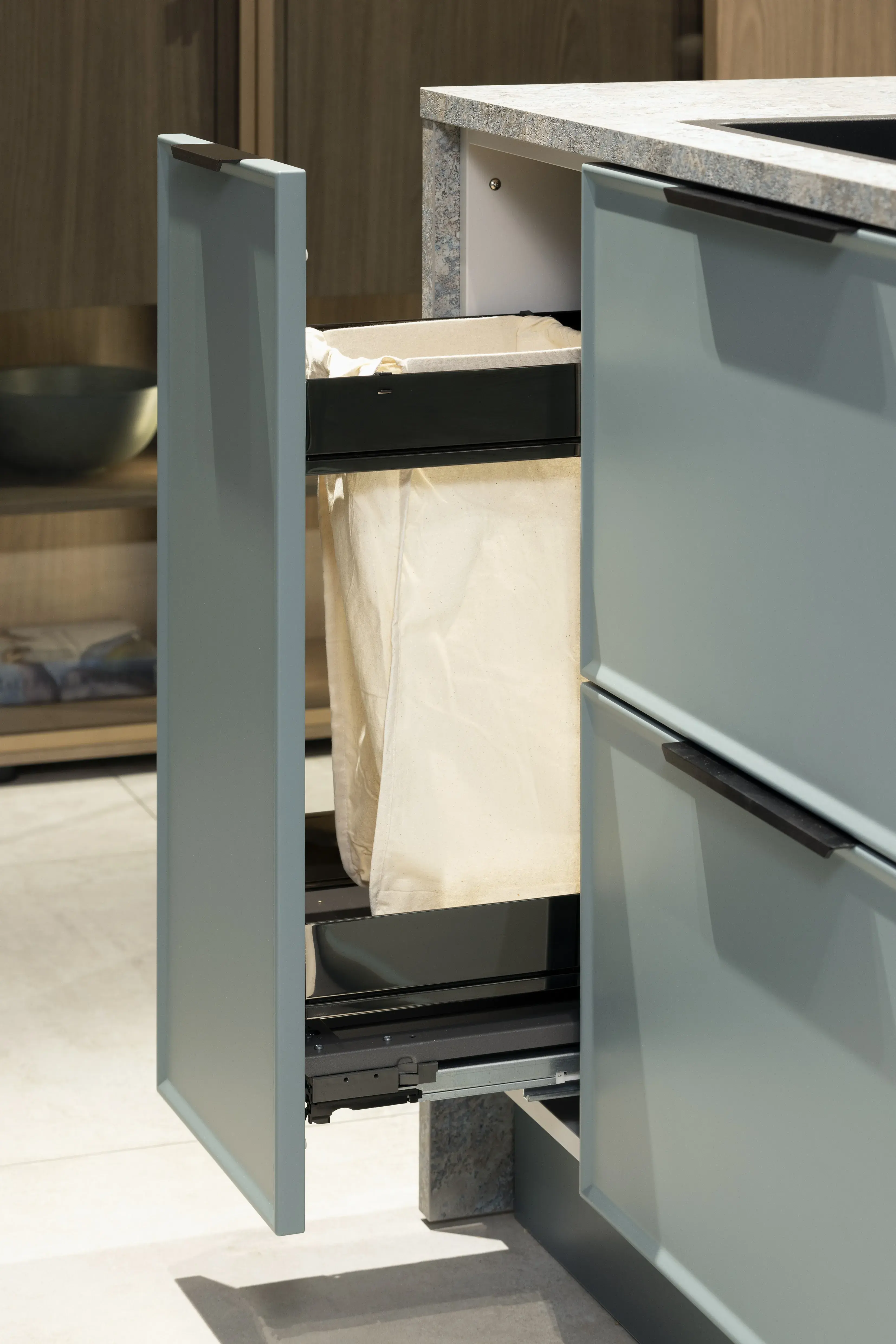 Häcker-Küche Systmat Schweizer Kanten-Fronten in verschiedenen Farben - Detailansicht Müllschubalde