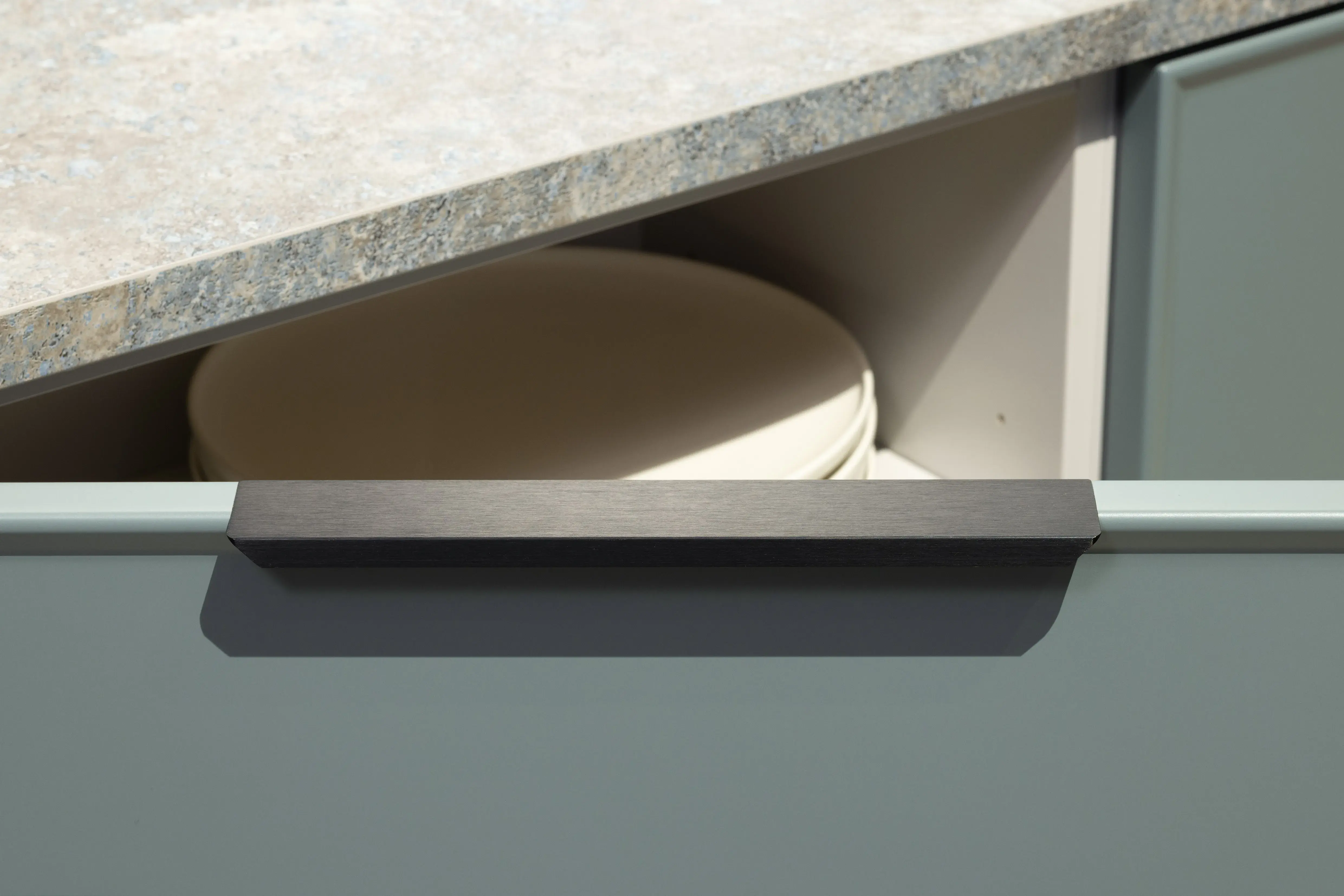 Häcker-Küche Systmat Schweizer Kanten-Fronten in verschiedenen Farben - Detailansicht schwarz gebürstete Griffleiste