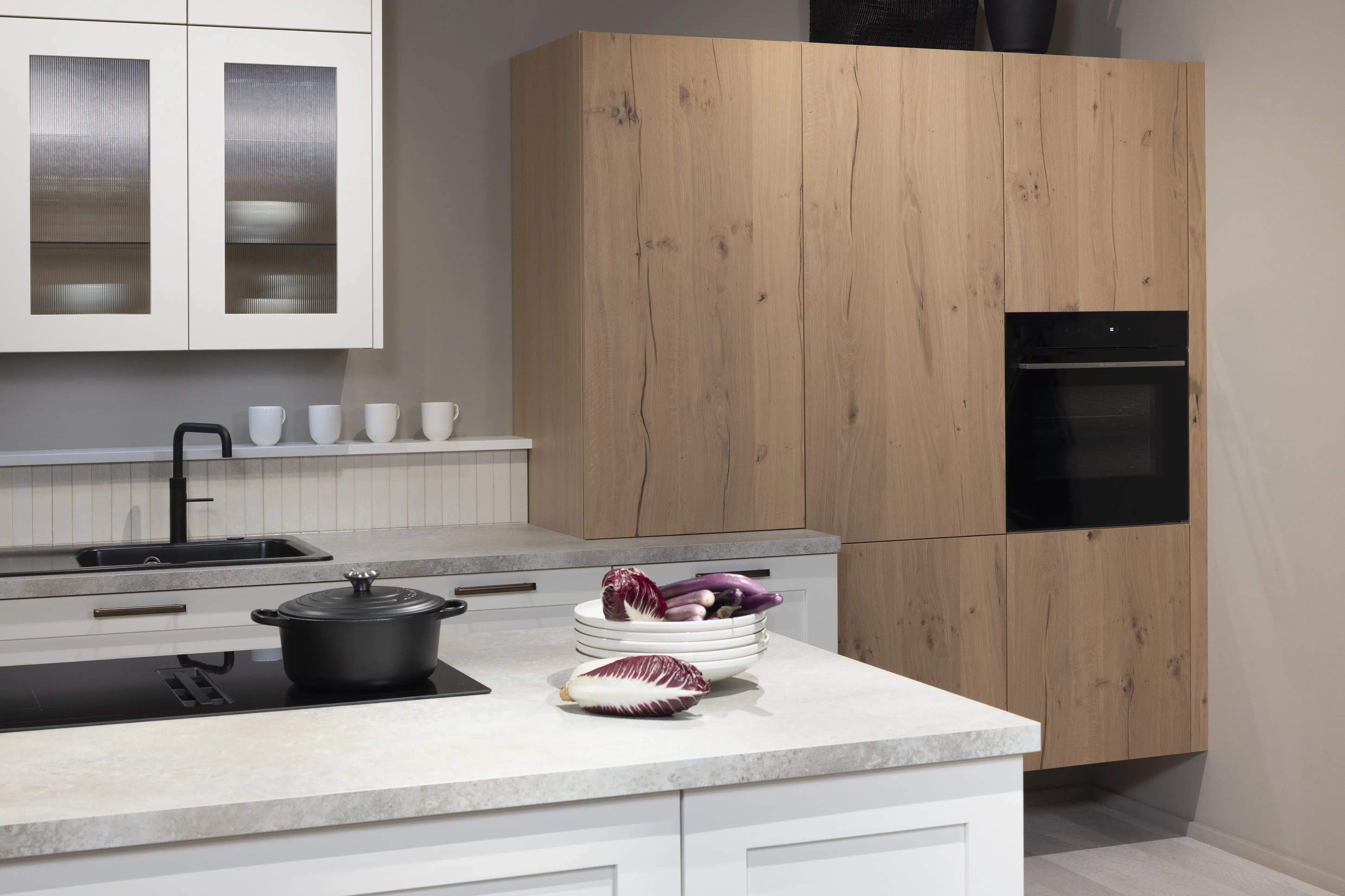 Häcker-Küche Systemat moderne Landhausküche in Weiß mit Kalkstein und Wildeiche - Blick auf Echtholzschrank mit Bosch