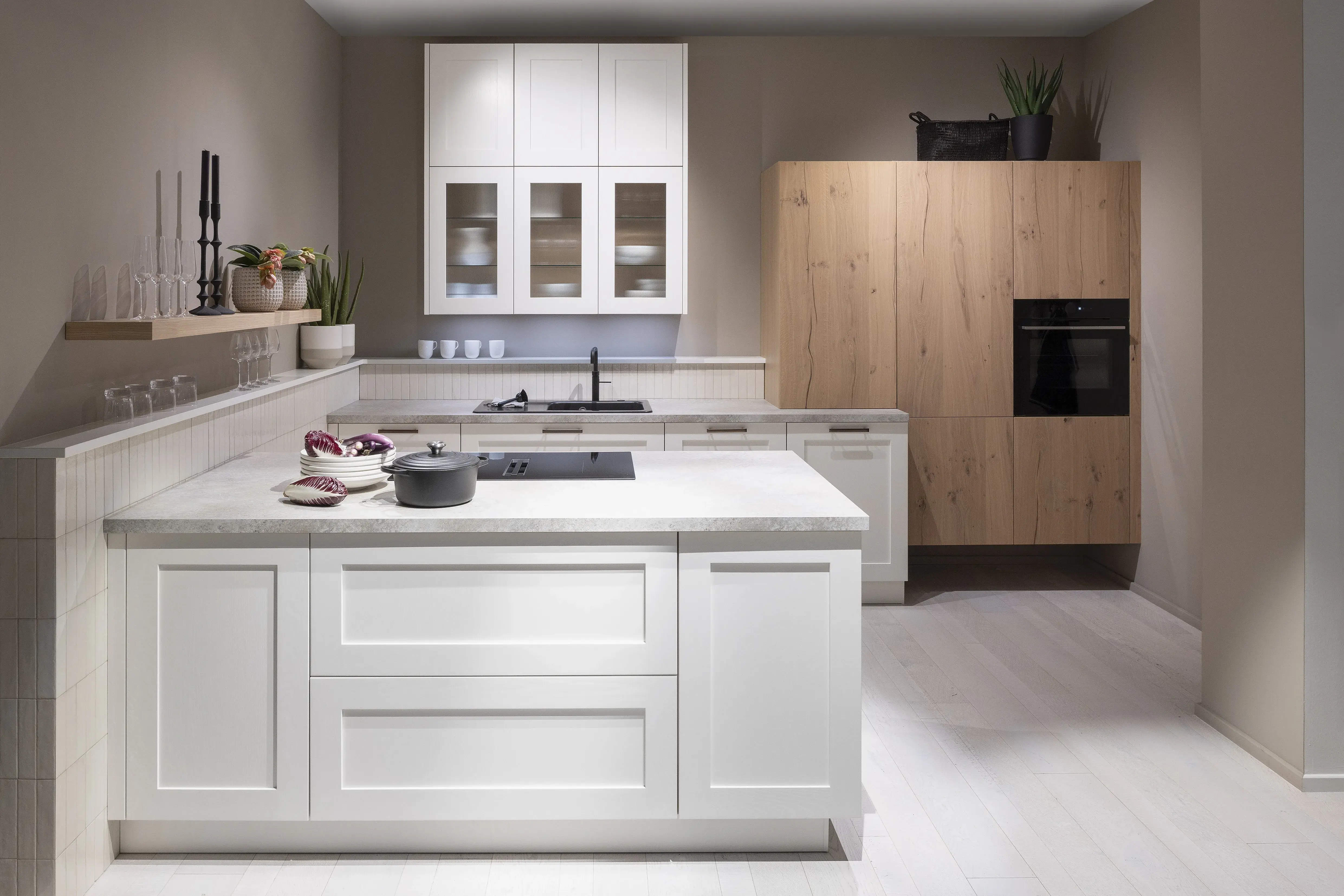 Häcker-Küche Systemat moderne Landhausküche in Weiß mit Kalkstein und Wildeiche