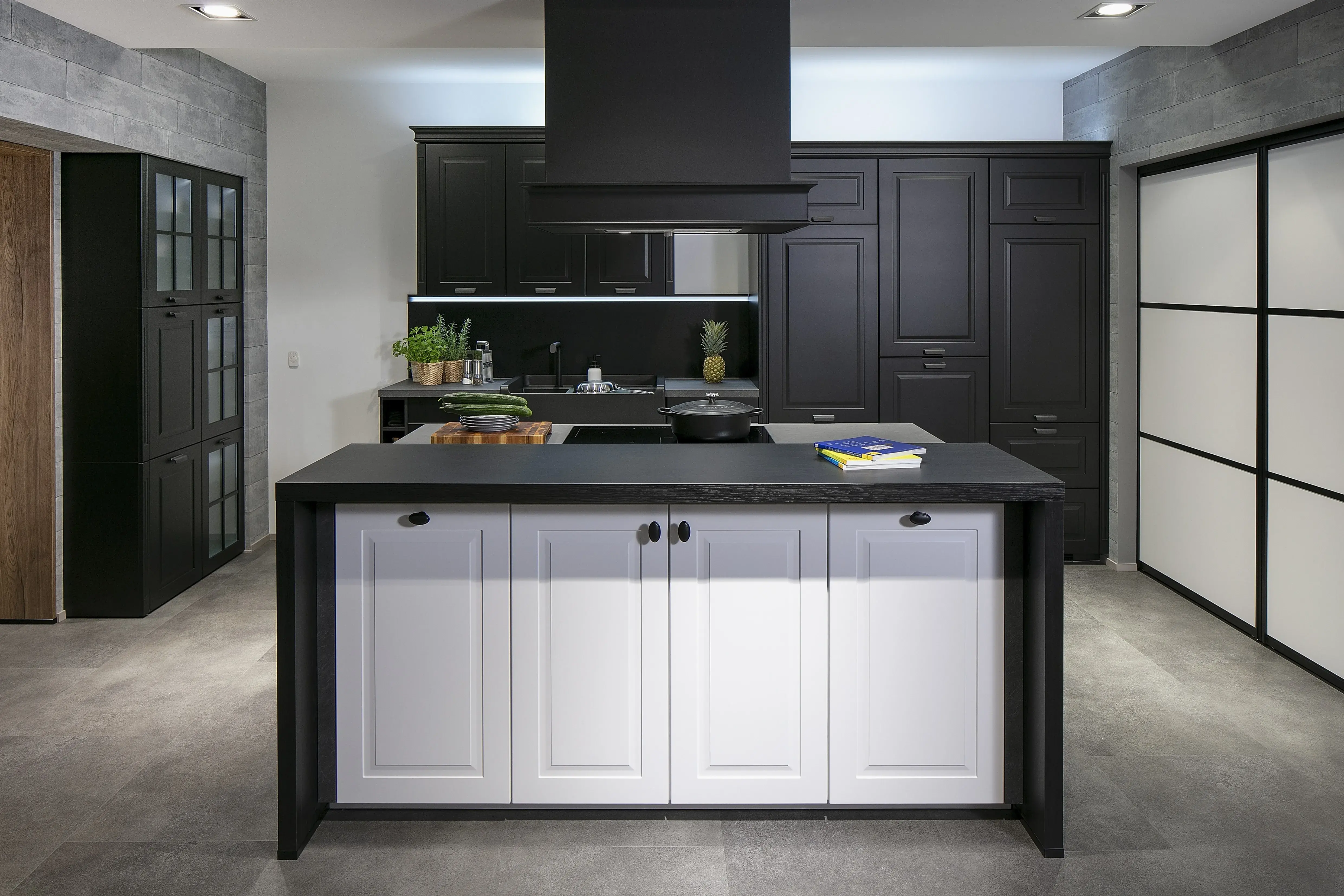 Küche von Nobilia im Landhausstil mit Schwarz-Weiß-Fronten