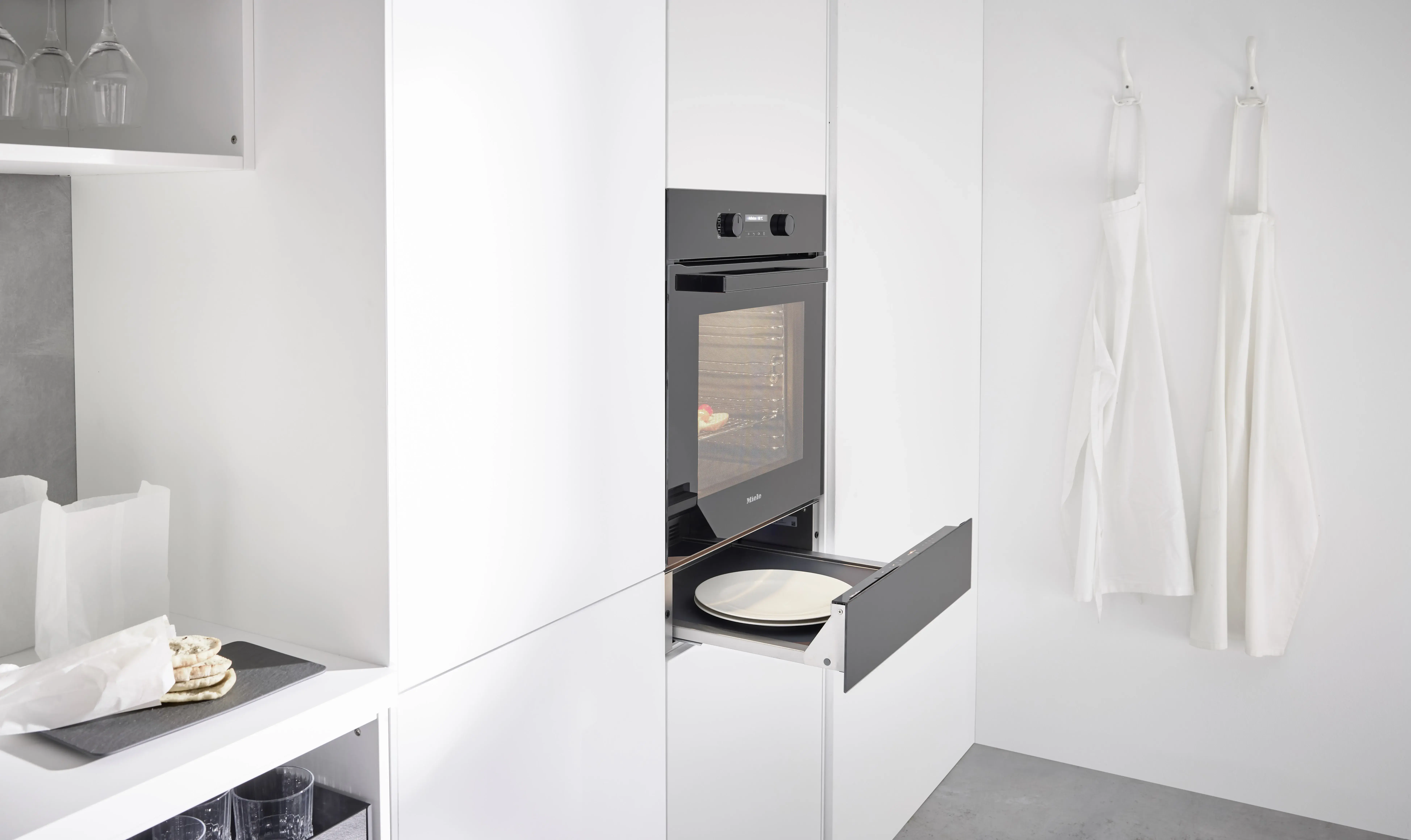 Nobilia-Küche in Alpinweiß - mit Fokus auf Backofen mit Wärmeschublade