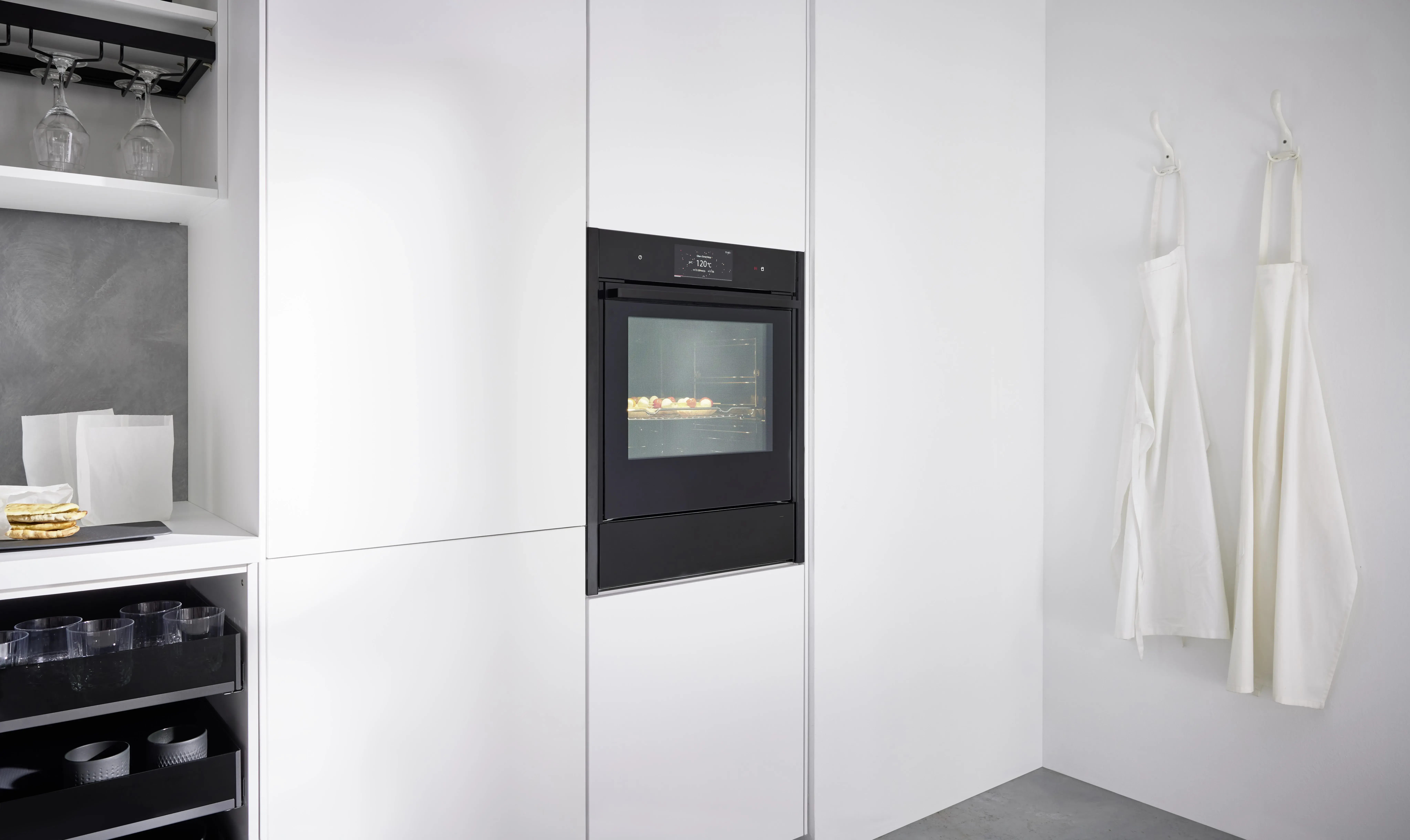 Nobilia-Küche in Alpinweiß - mit Fokus auf den Backofen