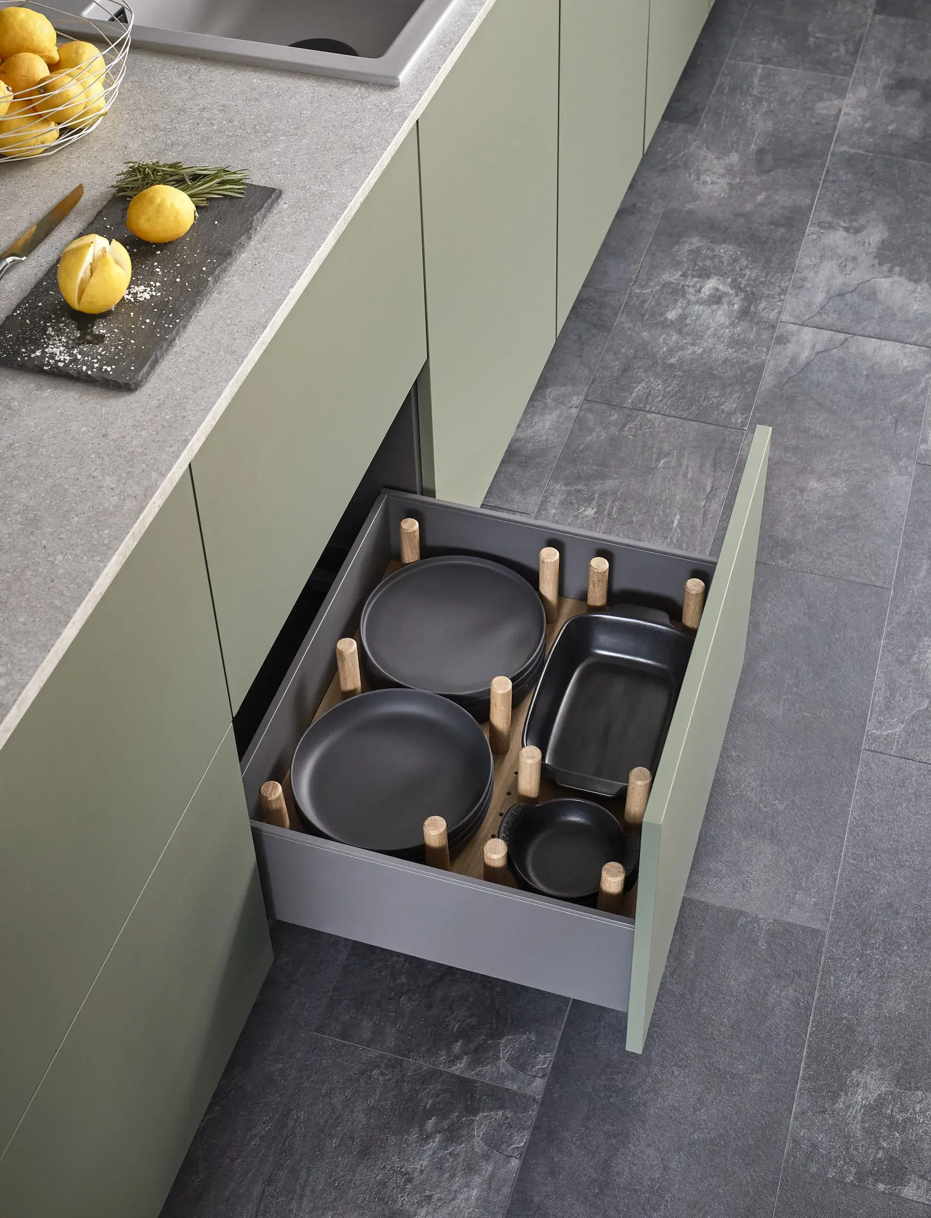 Nobilia-Küche Senso in Olive - Schubladen-Inneneinsicht