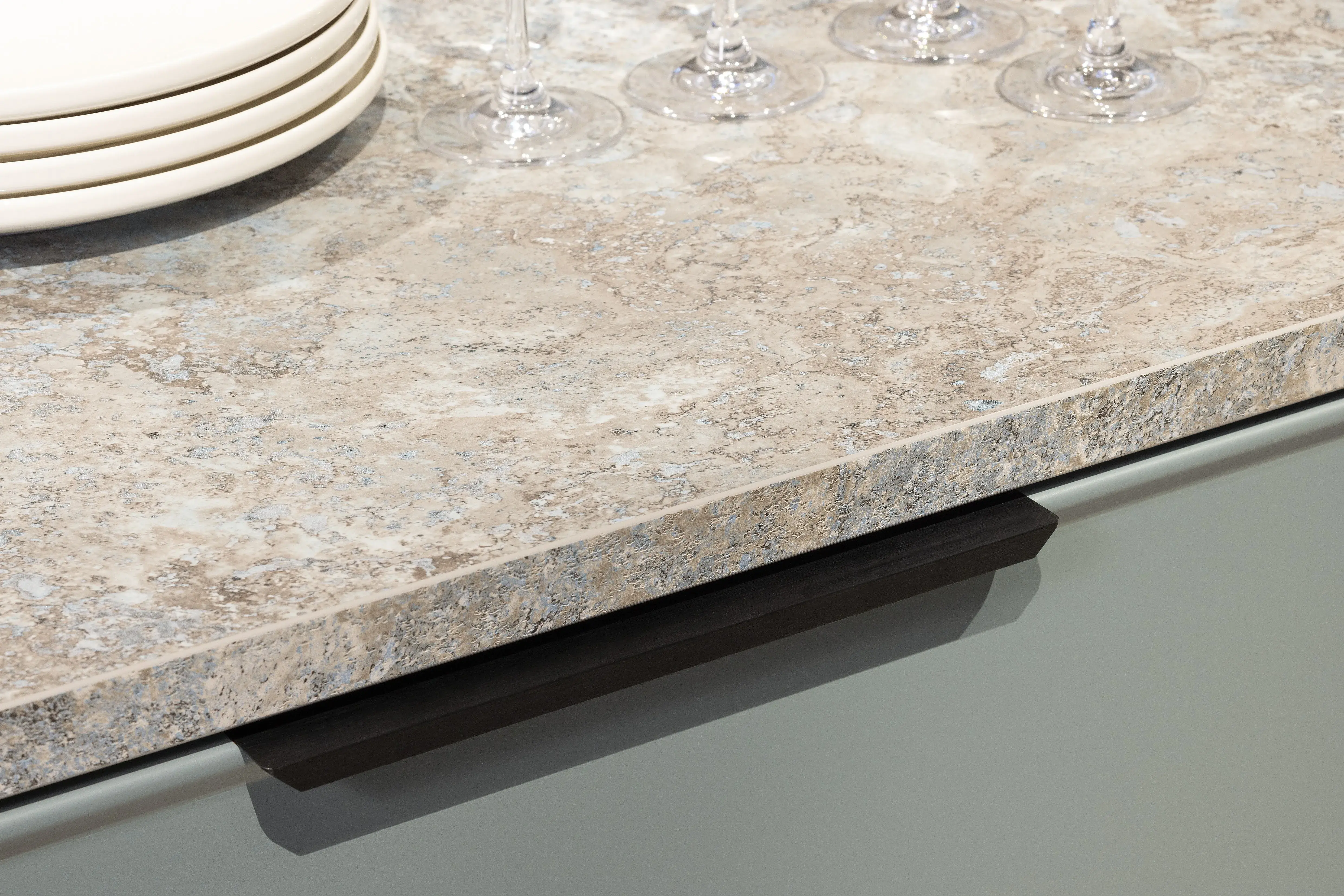 APL: 172 Granit-türkis Repro Front: AV 5075 NCS lackiert Oberfläche Mattlack (PURemission), Kanten umlaufend gerundet Korpus: 2022 Designkorpus Lichtgrau Griff: M791 Schwarz gebürstet Geräte: Blaupunkt Armatur: Blaupunkt Spüle: Blaupunkt  Features: Oberfläche in vielen RAL/NCS-Farben wählbar, Facettentür mit Schweizer Kante, Insellösung mit umlaufender APL (auch Wangenmaterial), Vitrine in AV 2020 Luxor-braun, mit LED-Beleuchtung, mit Sideboardlösung und Sitzecke 